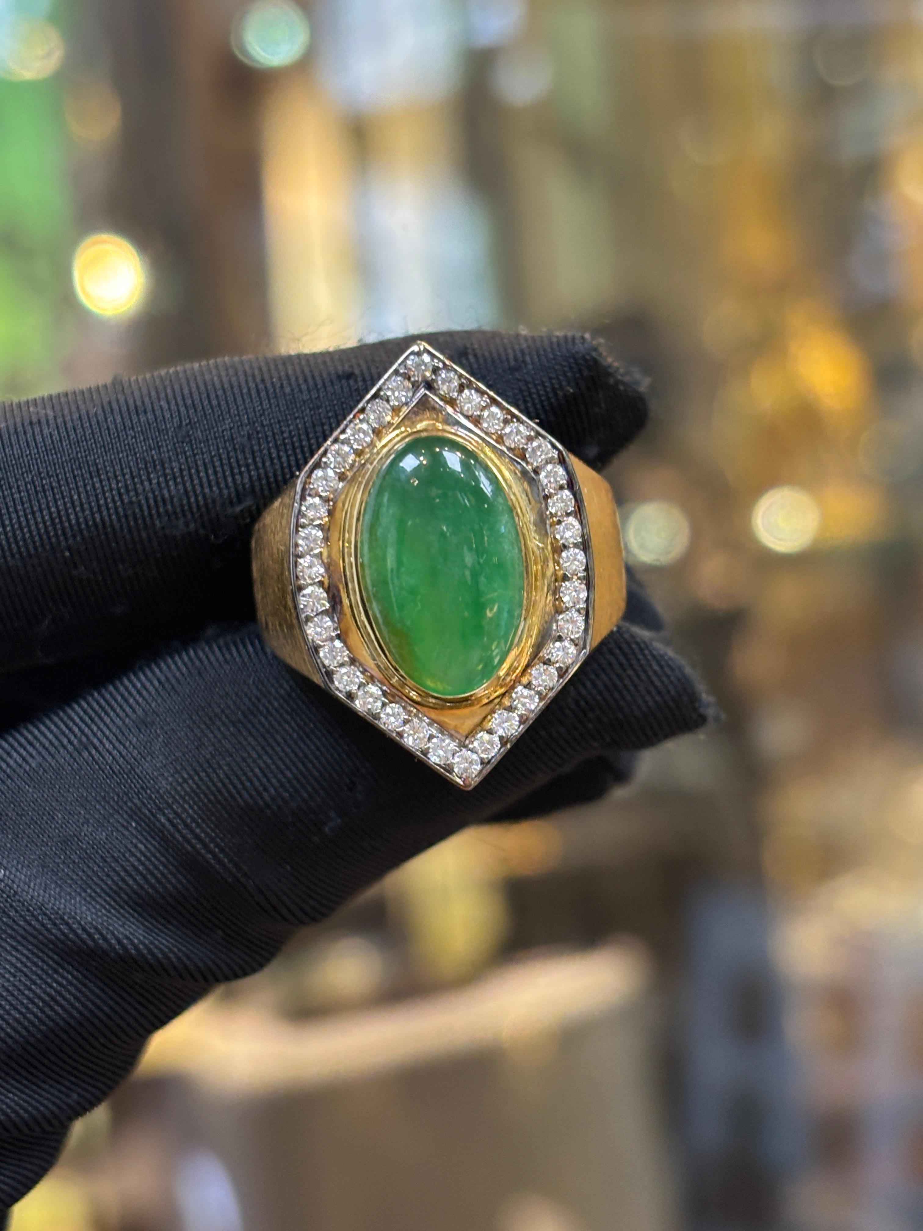 Men's Jade and Diamond Ring In Excellent Condition For Sale In New York, NY