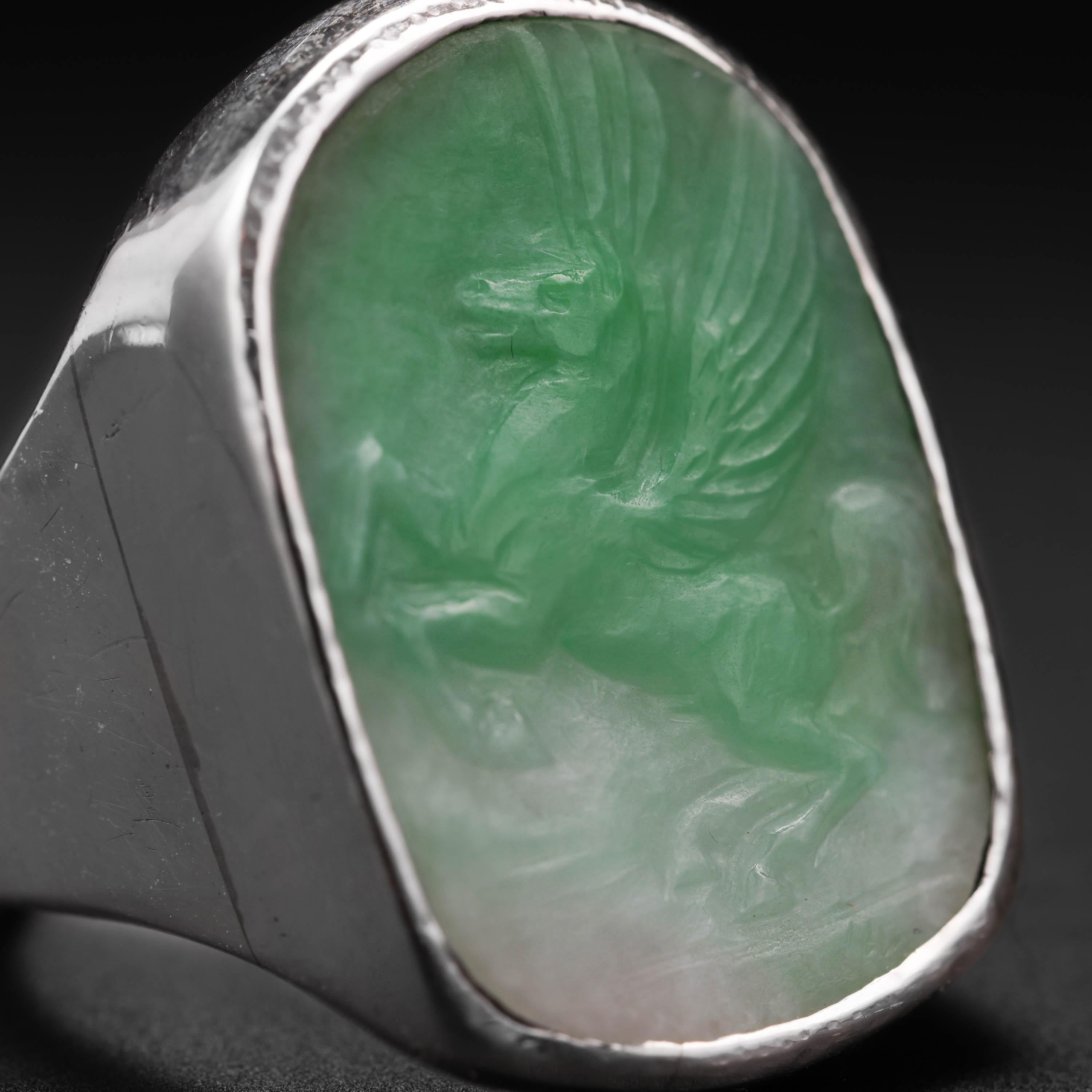 Bague homme en jade sculpté Pegasus Midcentury Certifié non traité Taille 10 en vente 1