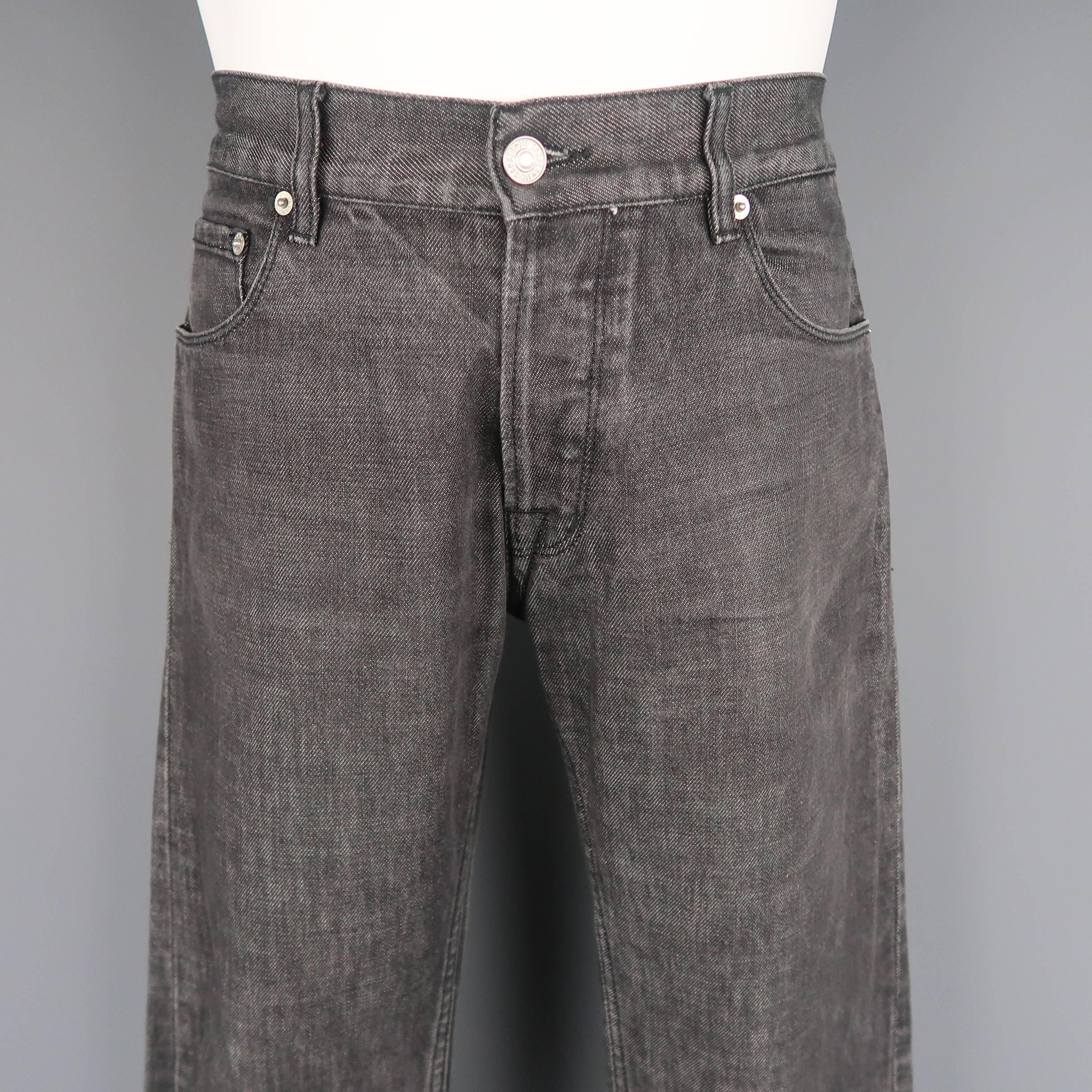 JIL SANDER jeans come in charcoal raw denim with silver tone hardware and a teal leather back patch. Made in Italy.
 
Good  Pre-Owned Condition.
Marked: 32
 
Measurements:
 
Waist: 33 in.
Rise: 9.5 in.
Inseam: 32 in.
