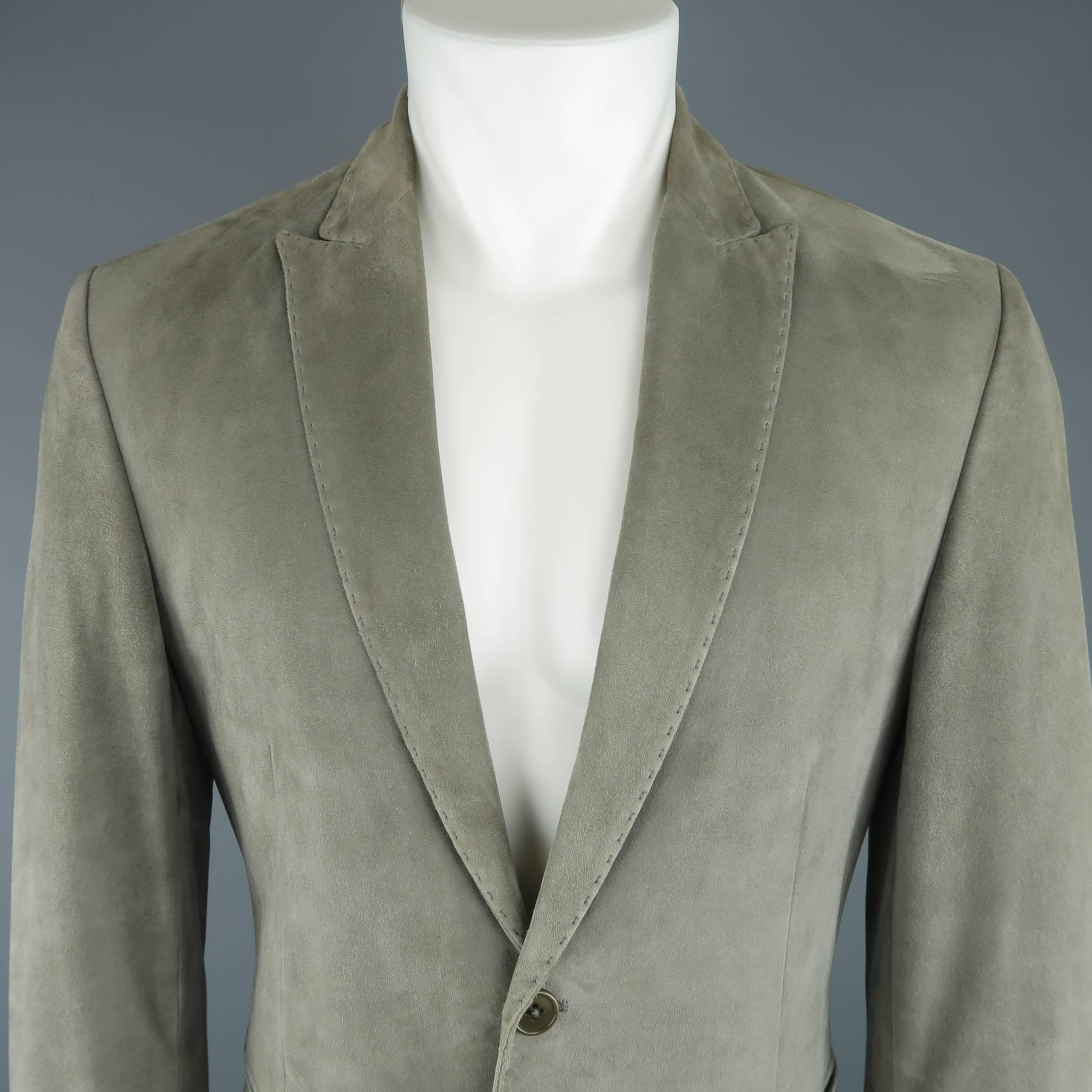 JOHN VARVATOS single breasted sport coat comes in light gray suede with a peak lapel, functional button cuffs, and two button front.
 
Good Pre-Owned Condition.
Marked: IT 48 S
 
Measurements:
 
Shoulder: 17 in.
Chest: 40 in.
Sleeve: 24 in.
Length: