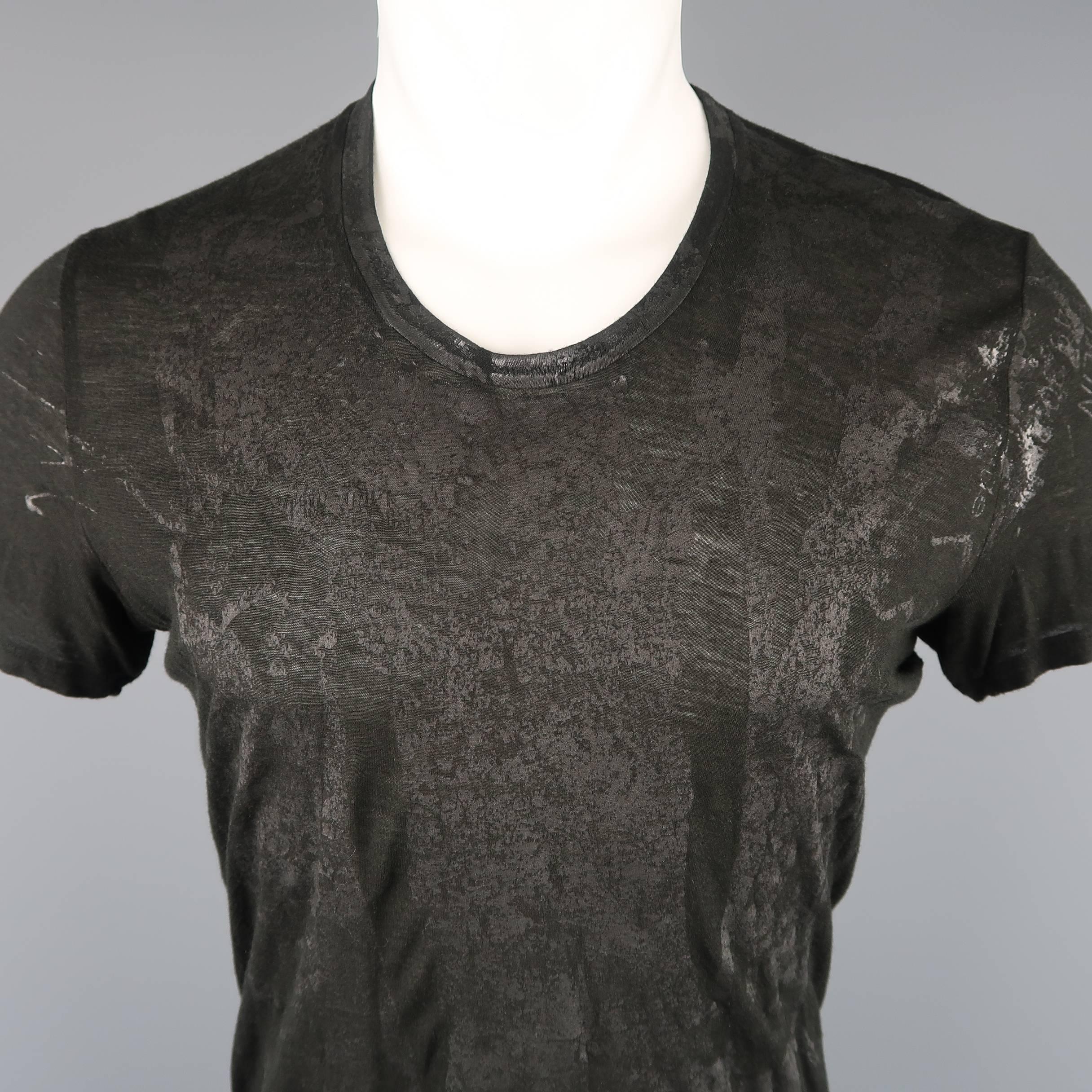 JULIUS_7 asymmetrical T shirt comes in a rayon silk blend burnout jersey with all over distressed graphic print. Made in Japan.
 
Good Pre-Owned Condition.
Marked: JP 2
 
Measurements:
 
Shoulder: 17 in.
Chest: 40 in.
Sleeve: 8 in.
Length: 35