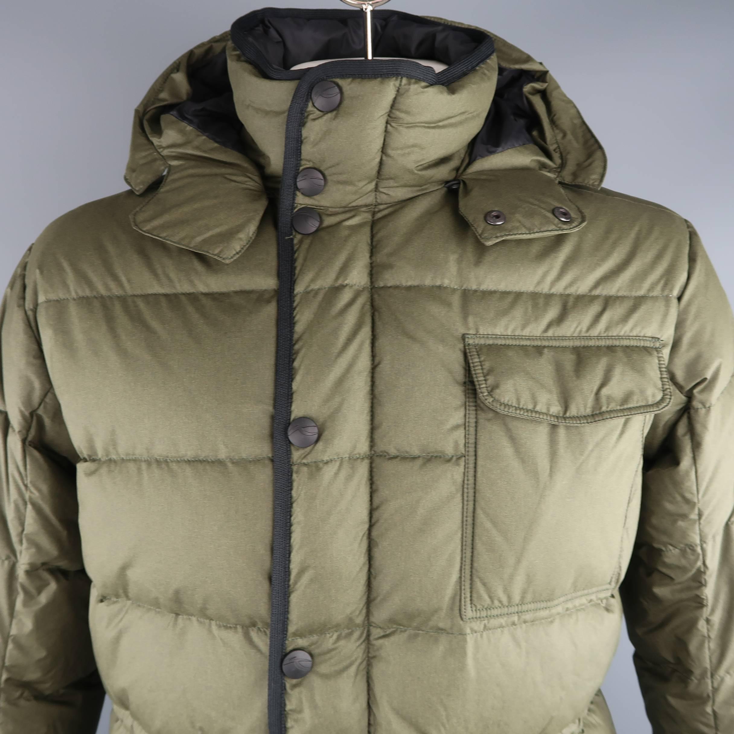 KHUS ski parka comes in quilted down feather olive polyester with a hight neck, snap placket zip closure, flap pockets, and detachable hoot. Made in Slovakia.
 
Excellent Pre-Owned Condition.
Marked: 52 L
 
Measurements:
 
Shoulder: 20 in.
Chest: 48