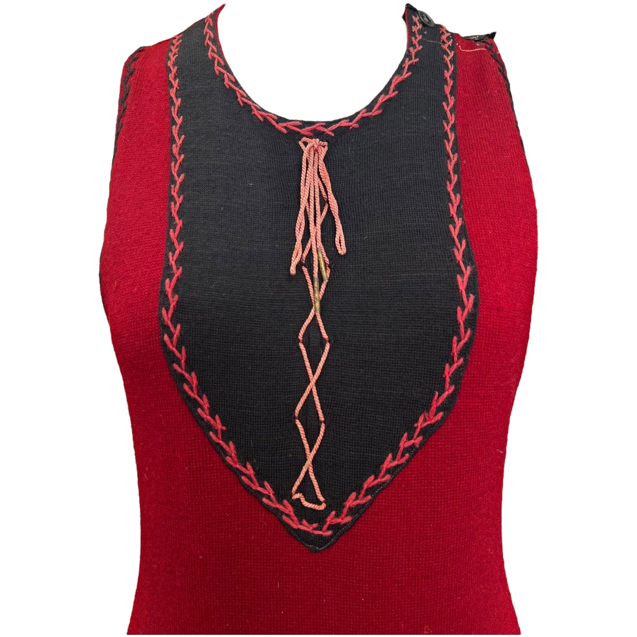 Ein unglaubliches und museumswürdiges Stück. Badeanzug für Männer aus den 1920er Jahren, vielleicht für die Sutro-Bäder bestimmt.  . Rot-schwarzer Strickpullover mit Farbblockstreifen und Schnürung auf der Brust. Bescheidene Rocksilhouette mit