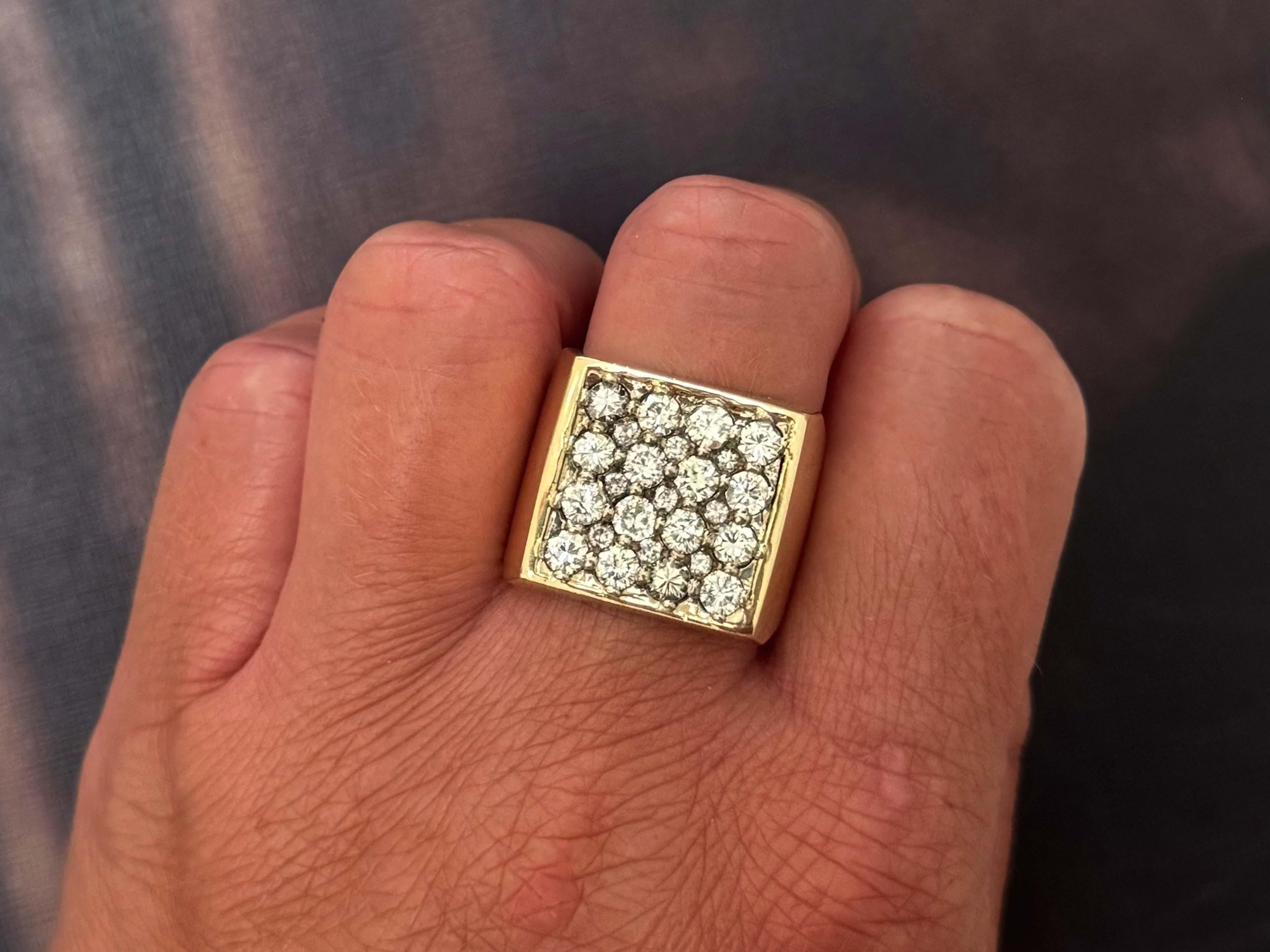 Spécifications de l'article :

Métal : Or jaune 14k

Taille de l'anneau : 9.75

Hauteur de l'anneau : 18 mm

Poids total : 18,4 grammes

Nombre de diamants : 25 taille brillant 

Poids total en carats du diamant : ~2,50 carats

Couleur du diamant :