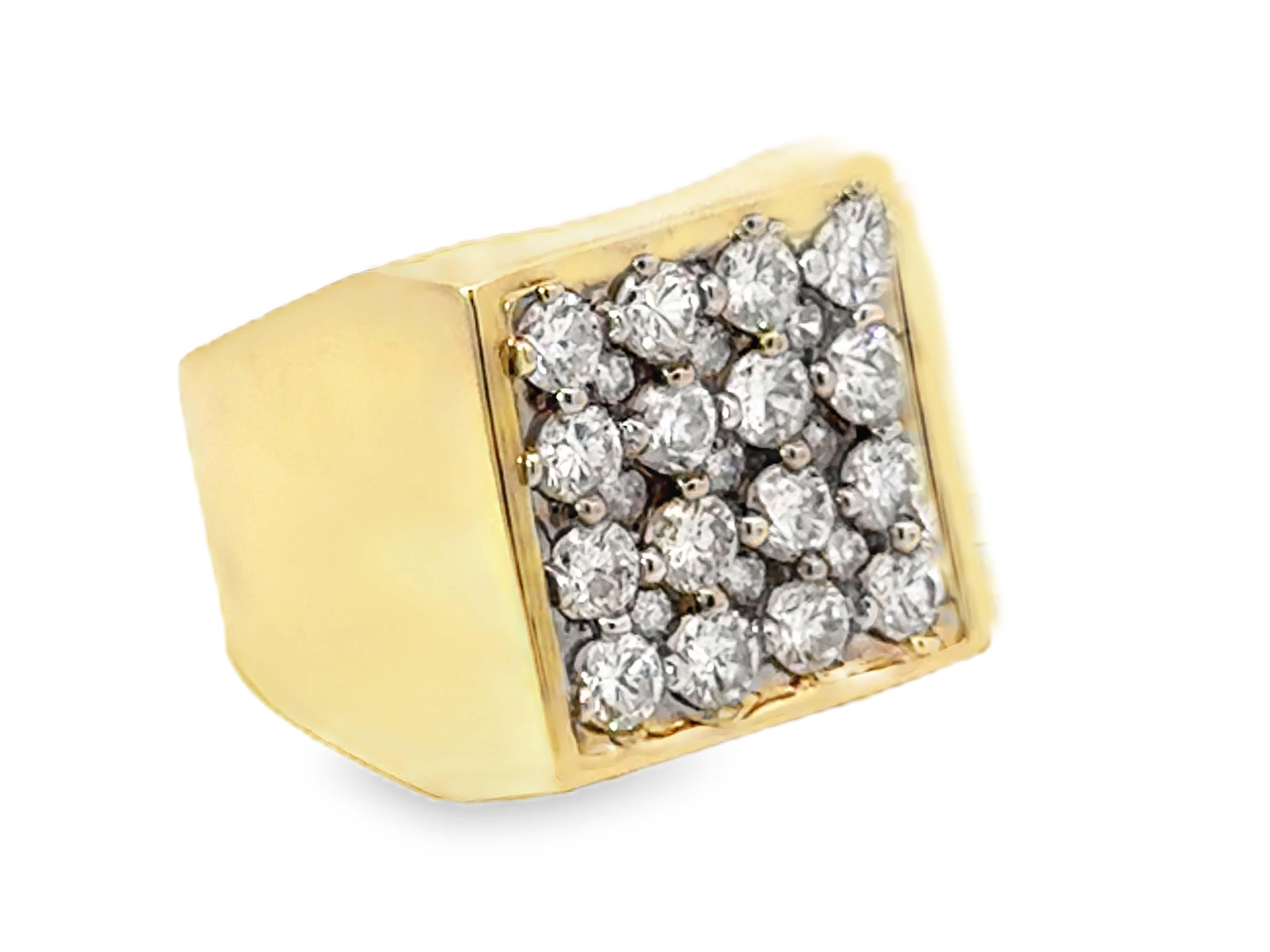 Taille brillant Bague pour homme en or jaune 14K à plusieurs diamants et rangées de diamants en vente