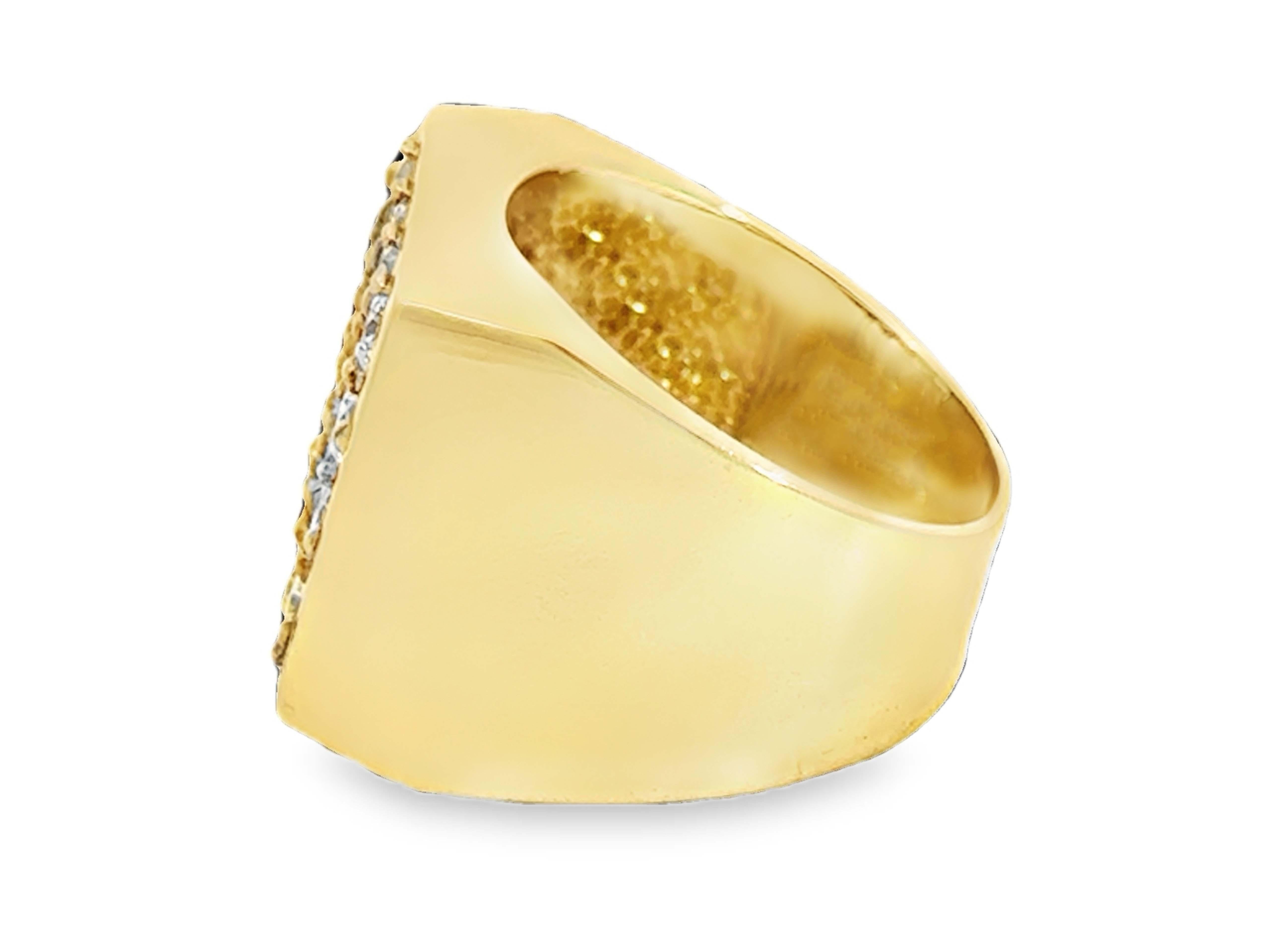 Bague pour homme en or jaune 14K à plusieurs diamants et rangées de diamants en vente 1