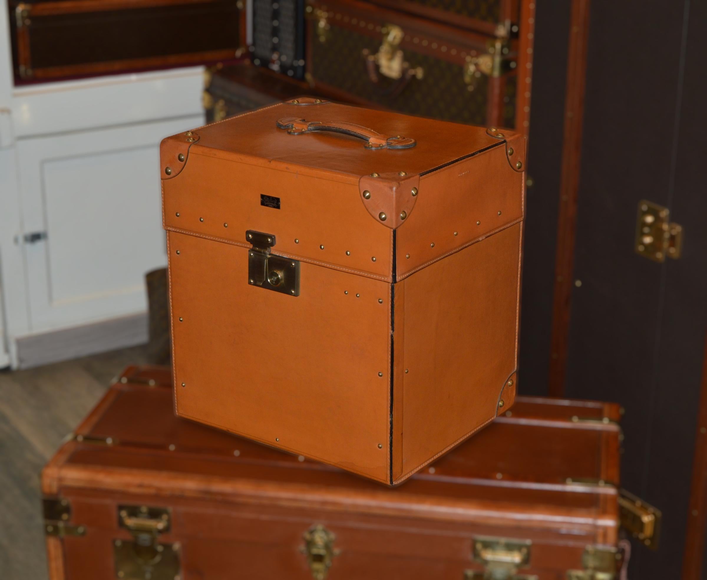 Beautiful hat trunk from Delion, one of the most luxurious hatmaker in Paris. The trunk is entirely covered with leather, with a brass lock and a handle stamped 