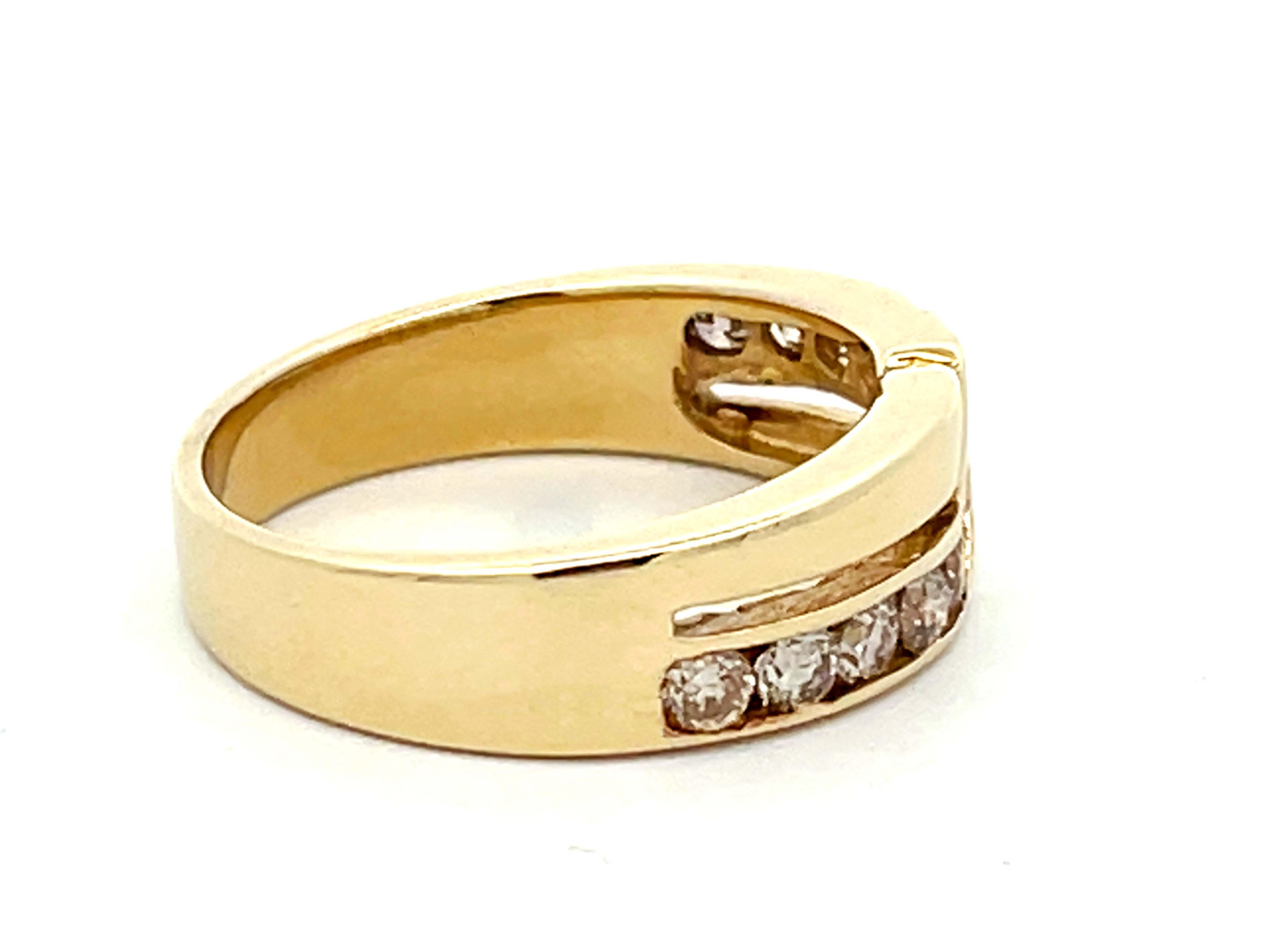 Brilliant Cut Mens Light Champagne Diamond Row Crossover Band Ring in 14k Yellow Gold For Sale