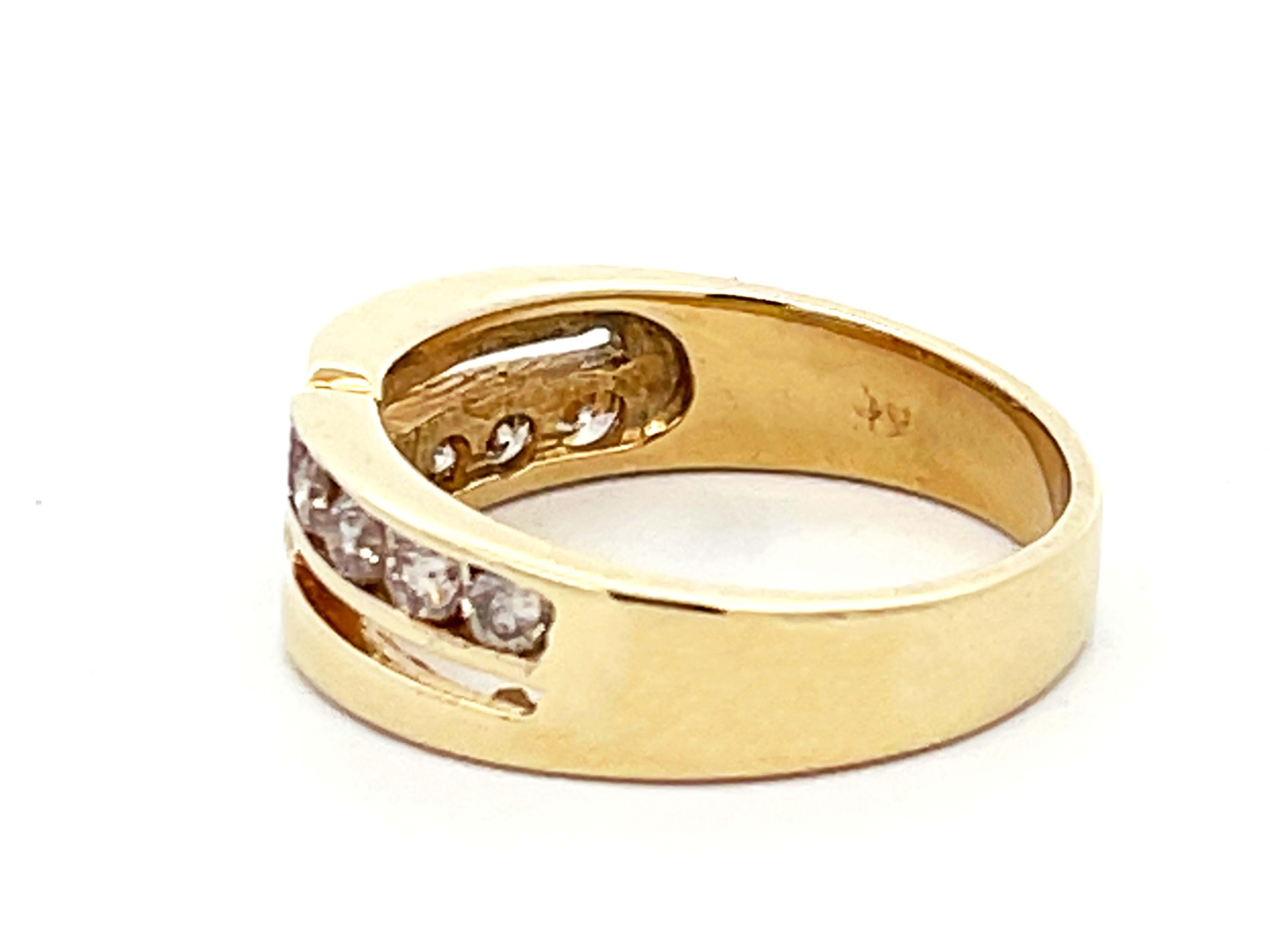 Mens Light Champagne Diamond Row Crossover Band Ring in 14k Yellow Gold In Excellent Condition For Sale In Honolulu, HI