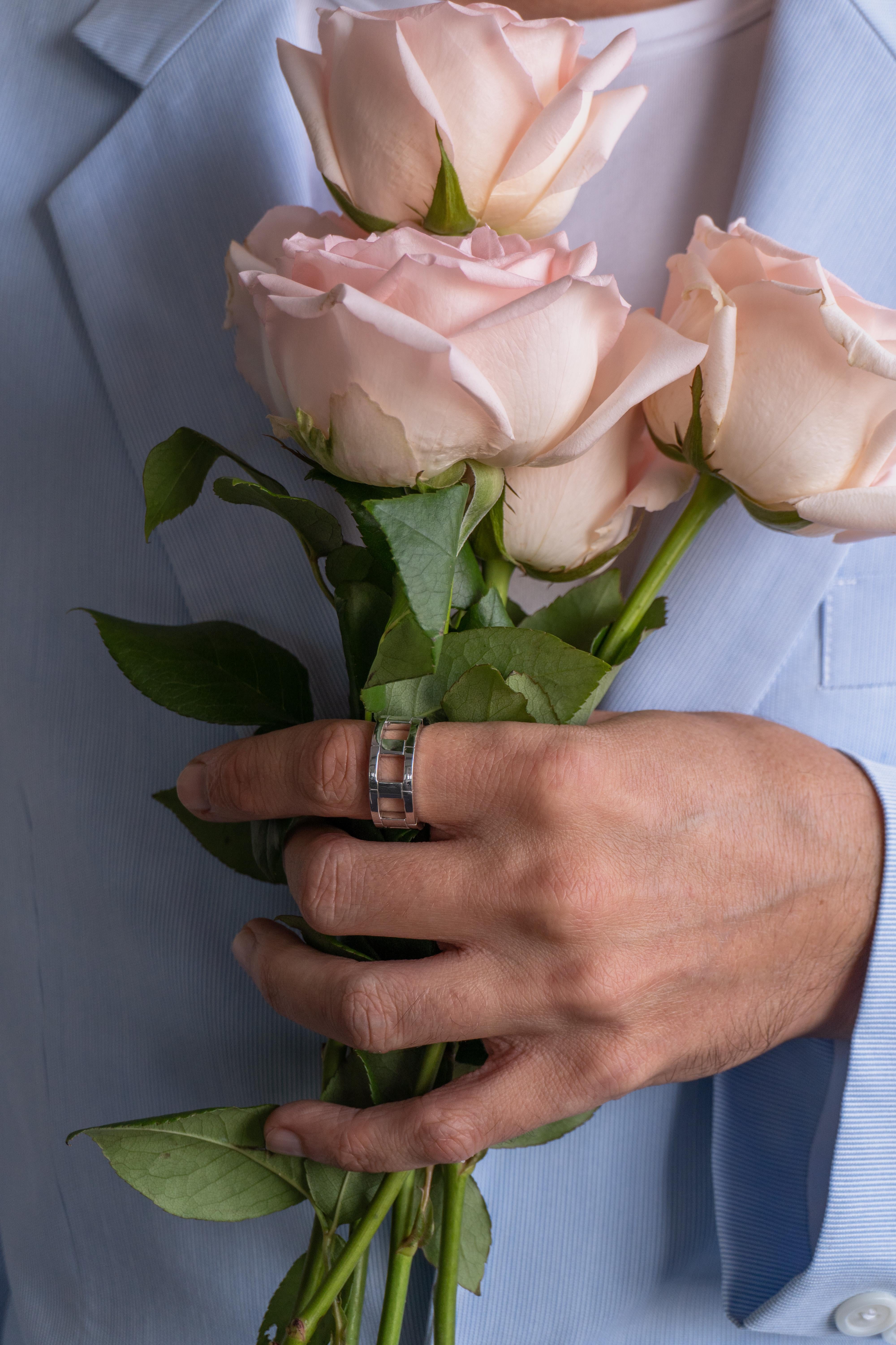 Modern Mens Link Ring in 18k Solid White Gold For Sale