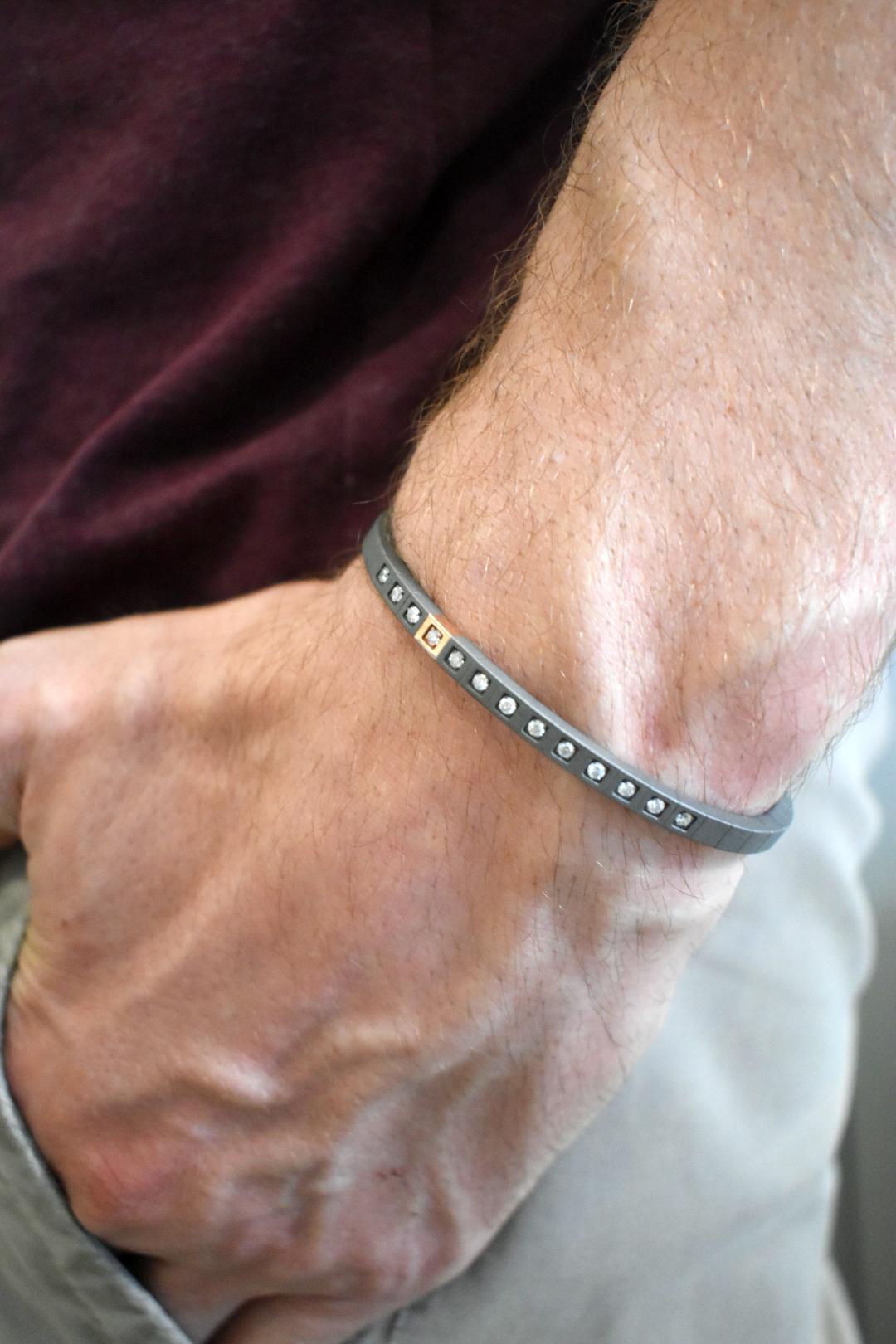 Brilliant Cut Men's Loop Line Bracelet in Titanium, 9KT Gold and White Diamonds For Sale