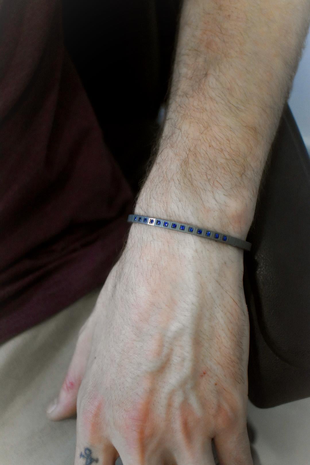 Modern Men's Loop Line Bracelet in Titanium and Sapphires For Sale