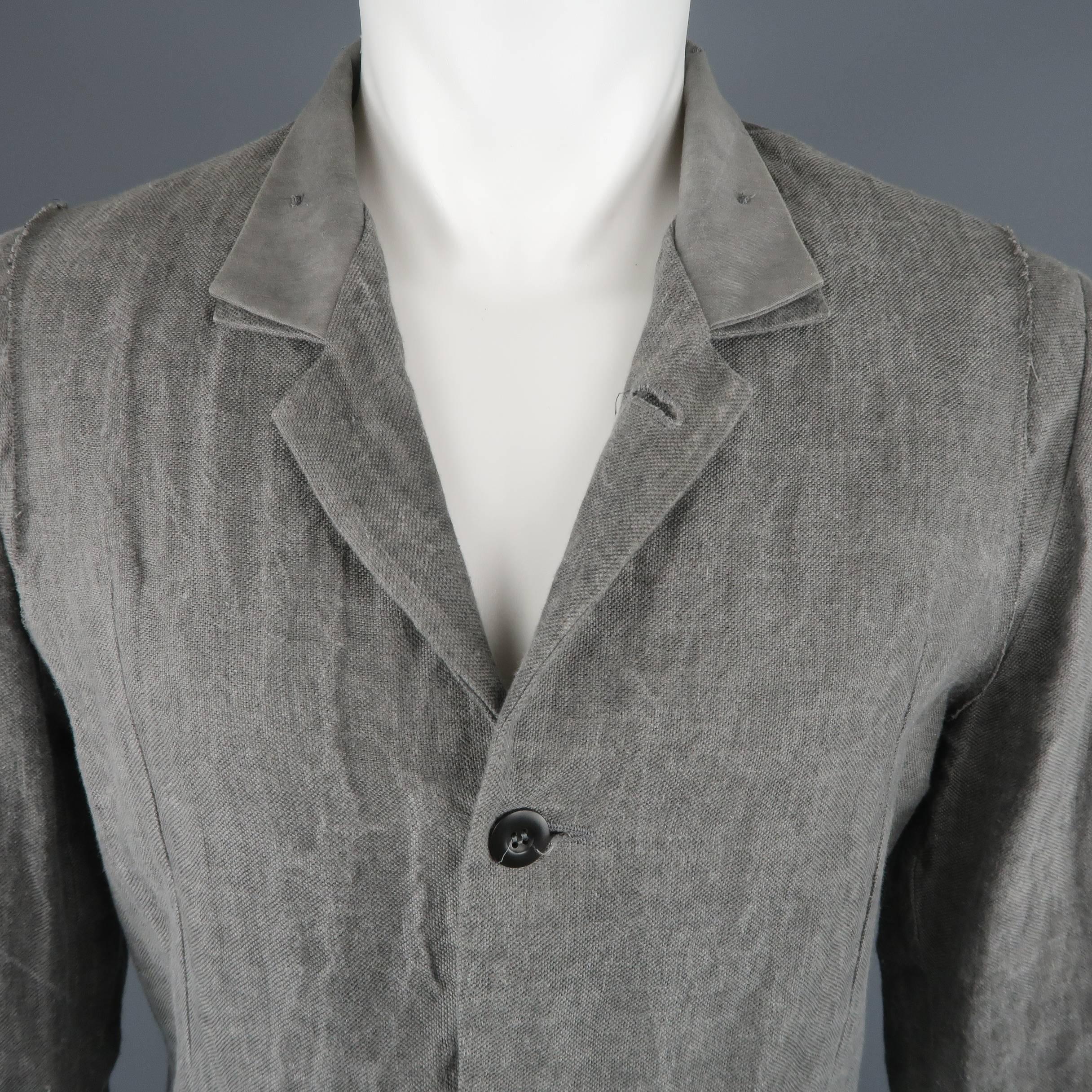 LOST & FOUND single breasted sport coat jacket comes in a wrinkle distressed hemp blend fabric with a layered collar. three button front, slit pockets, raw edge trim, and layered cuffs. Made in Italy.
 
Good Pre-Owned Condition.
Marked: S
