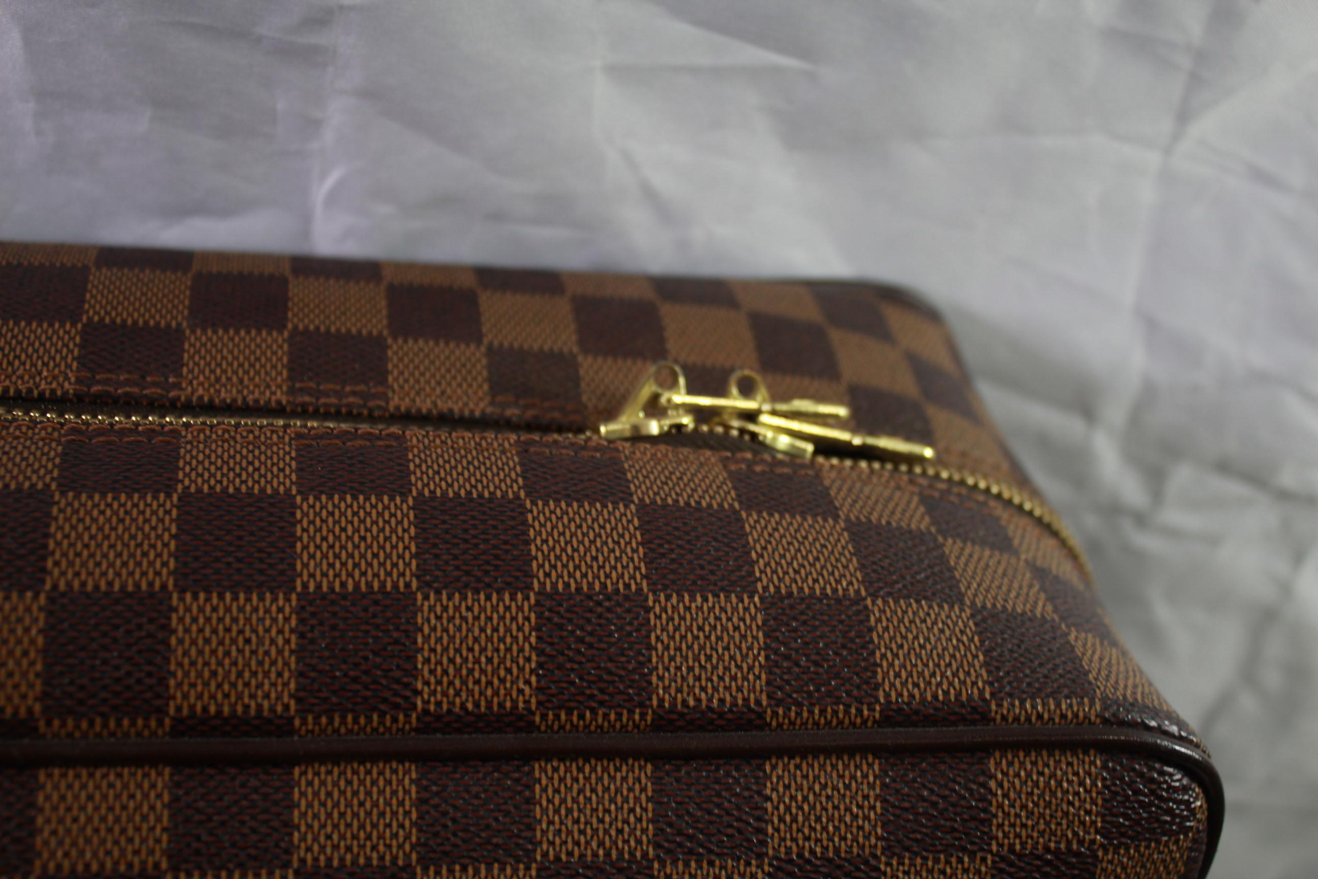 Louis Vuitton Messenger style bag in damier canvas.

Size 30*32*12 cm

Multiple pockets.really useful.

Really good condition (just really lmight signs of use)