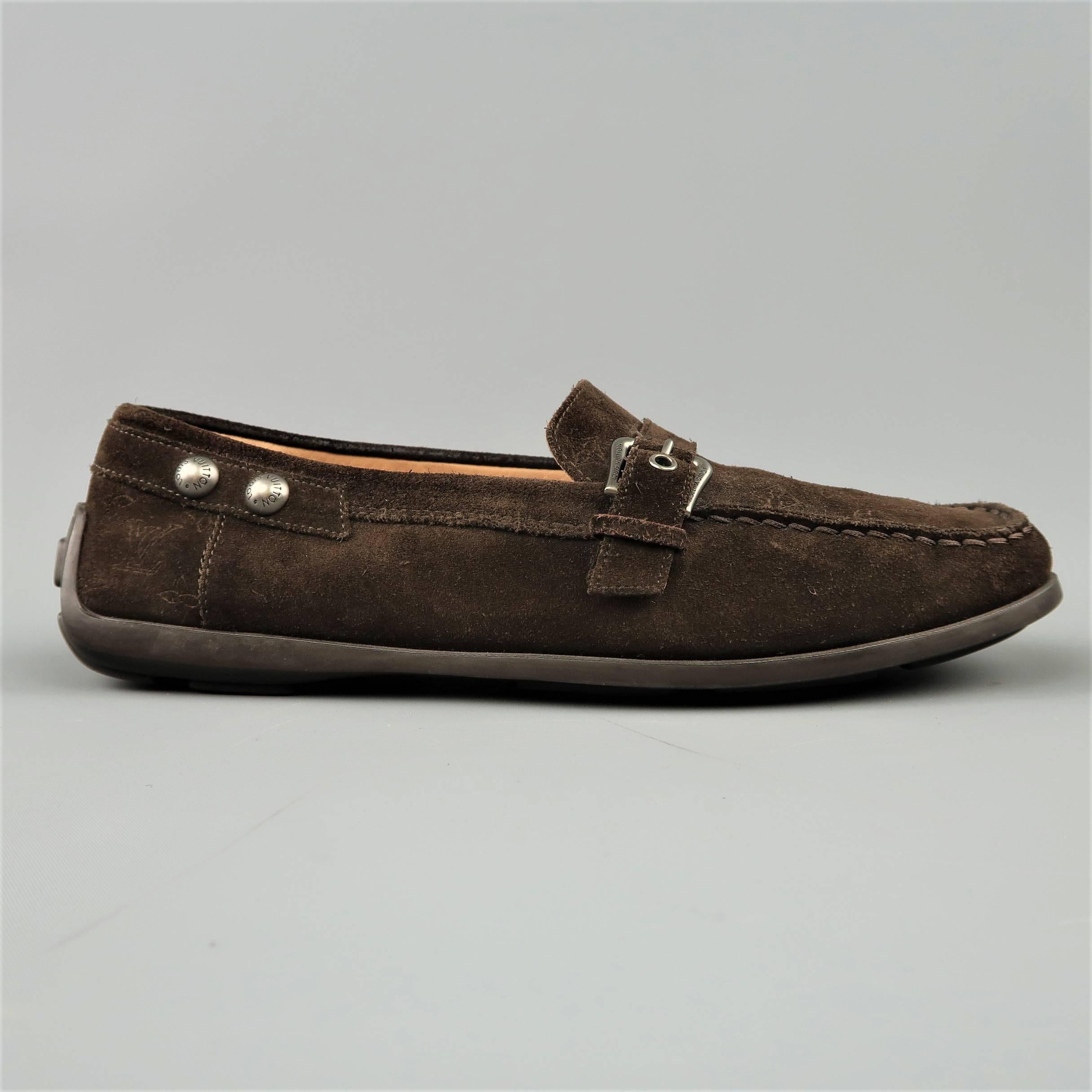 Louis Vuitton slip on drivers come in brown suede with a square, monogram print apron toe, studded side, and strap with buckle. Made in Italy.
 
Good Pre-Owned Condition.
Marked: IT 39.5
 
Outsole: 10.75 x 3.5 in.