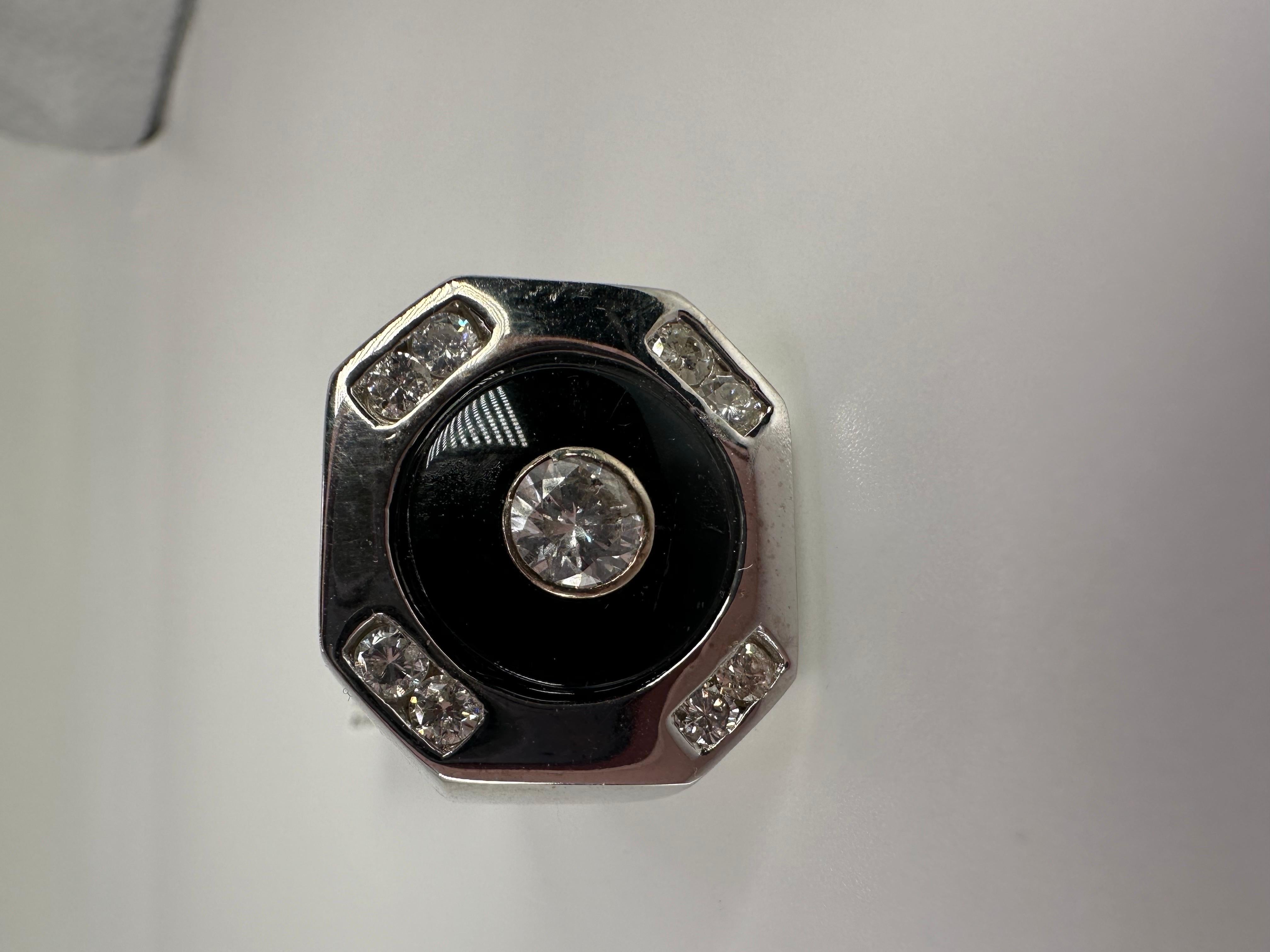 Onyx Diamond ring, luxurious mens statement ring in 14KT gold. 
Center stone: 0.50ct- I1 clarity and H color
Side diamonds: 0.40ct- I clarity and G-H color
GOLD: 14KT gold
Grams:16.25


WHAT YOU GET AT STAMPAR JEWELERS:
Stampar Jewelers, located in