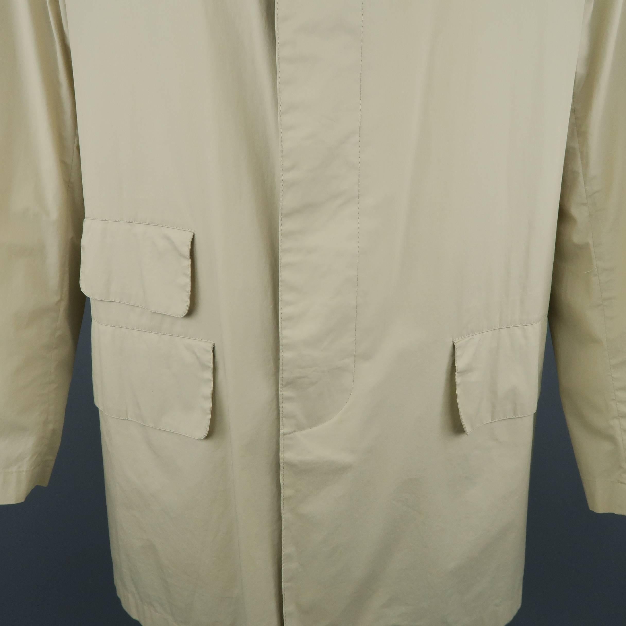 MACKINTOSH rain coat comes in an ultra light weight rubberized cotton with a pointed collar and hidden placket button closure. Made in Scotland.
 
Good Pre-Owned Condition.
Marked: S
 
Measurements:
 
Shoulder: 18.5 in.
Chest: 44 in.
Sleeve: 25