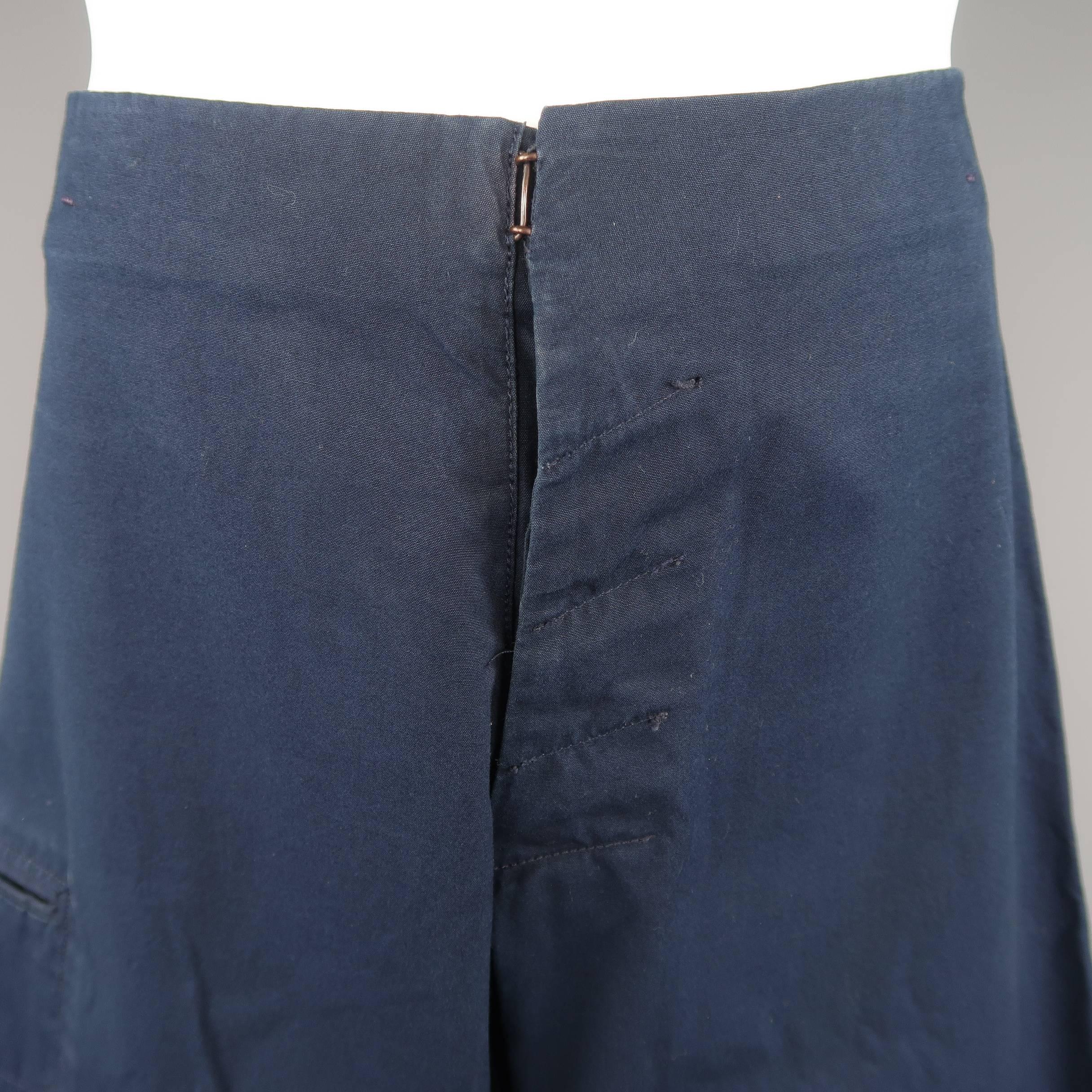MAISON MARTIN MARGIELA wide leg pants come in navy blue cotton chino with a a seamless waist, hidden button hook eye closure fly, side pocket, and signature white stitch back. With tags. Made in Italy.
 
Excellent Pre-Owned Condition.
Marked: IT 46
