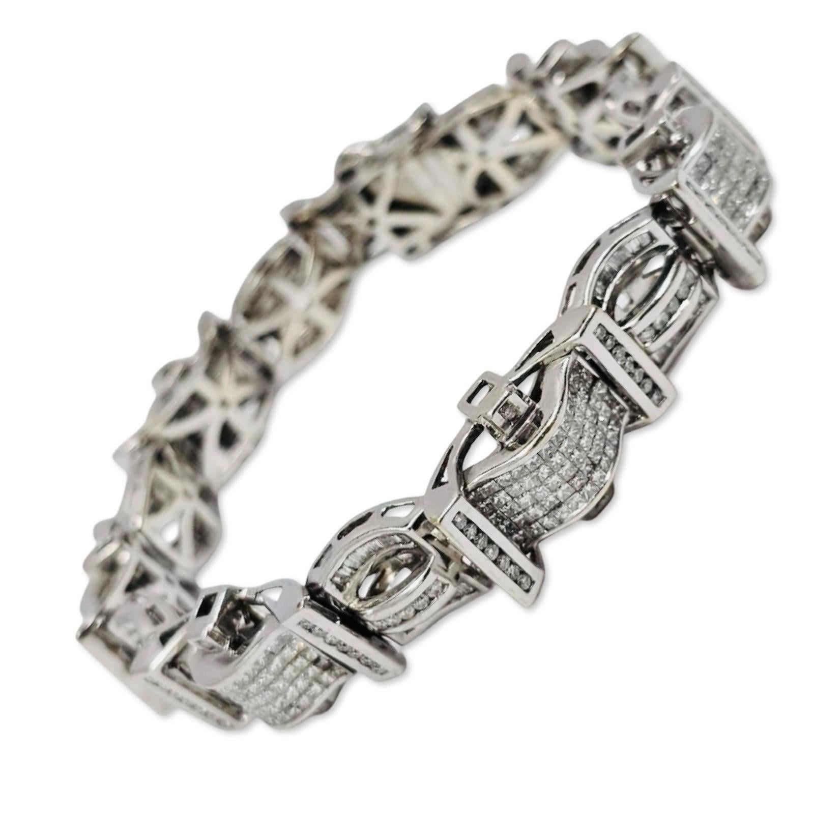 Un spectaculaire et impressionnant bracelet à maillons en or blanc 14 carats, façonné dans un audacieux motif architectural de style Art déco et entièrement pavé et serti en canal d'un extraordinaire ≈15,02 carats de diamants fins.

Le bracelet