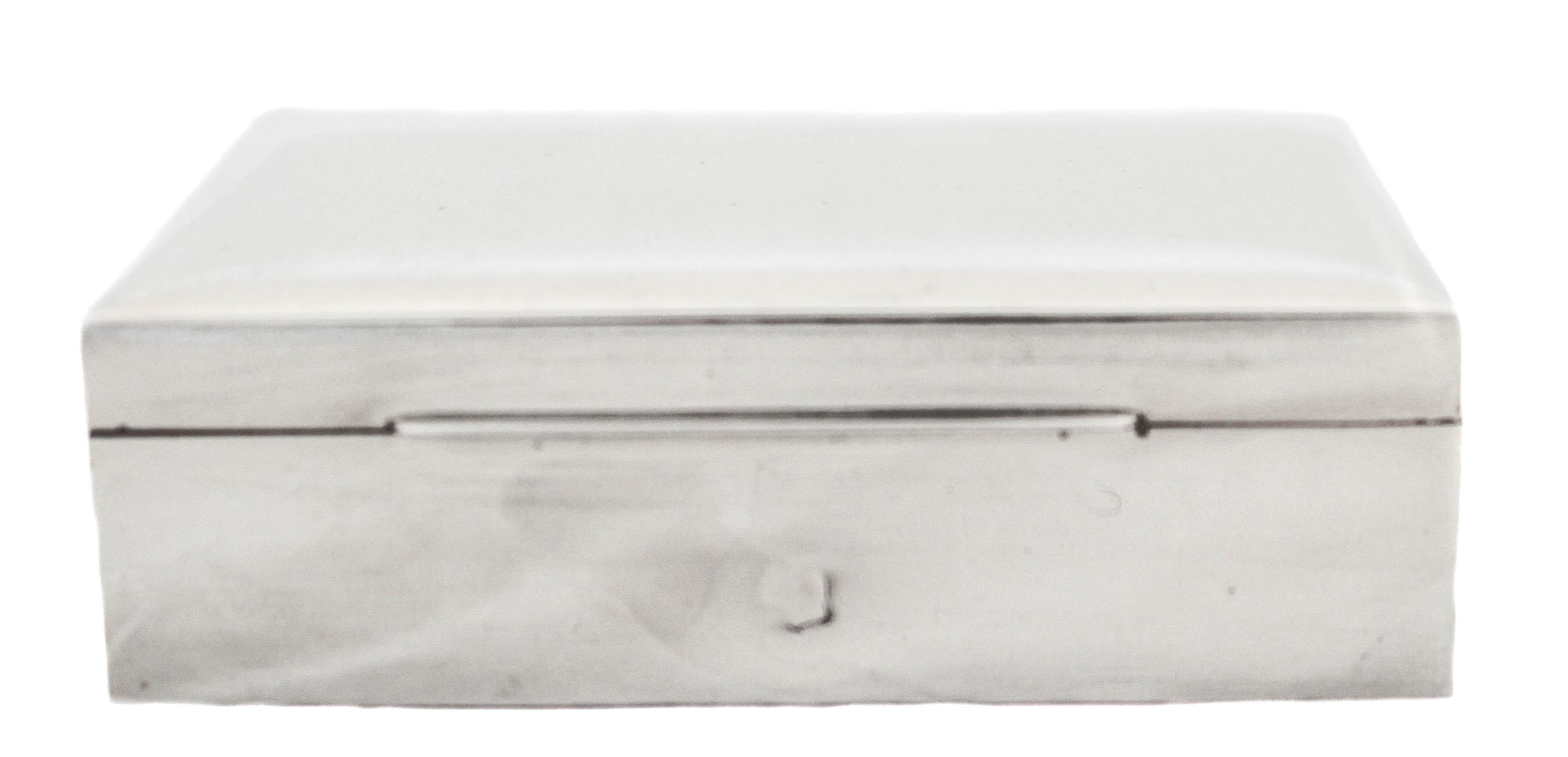 Se ofrece un joyero masculino de plata de ley. Es de los años 50 y tiene ese aspecto clásico de mediados de siglo; elegante y minimalista. El interior es de madera que hemos mandado restringir para que esté impoluto. El exterior muestra algunos