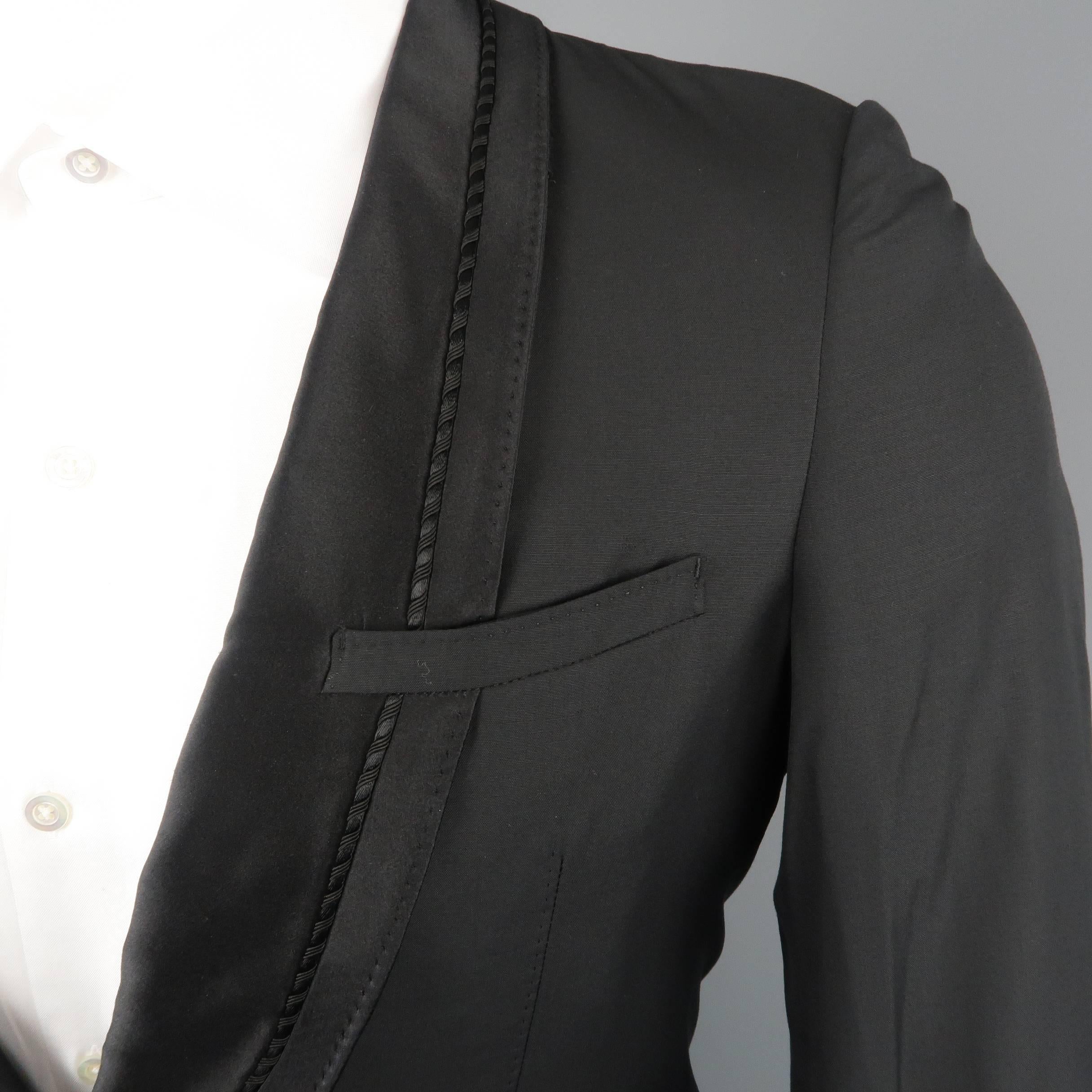 Single button MIHARAYASUHIRO tuxedo jacket comes in light weight black wool with a satin, piping detailed shawls collar that overlaps the breast pocket and functional button cuffs. Vent seam still intact. Never worn.Made in Japan.
 
Excellent