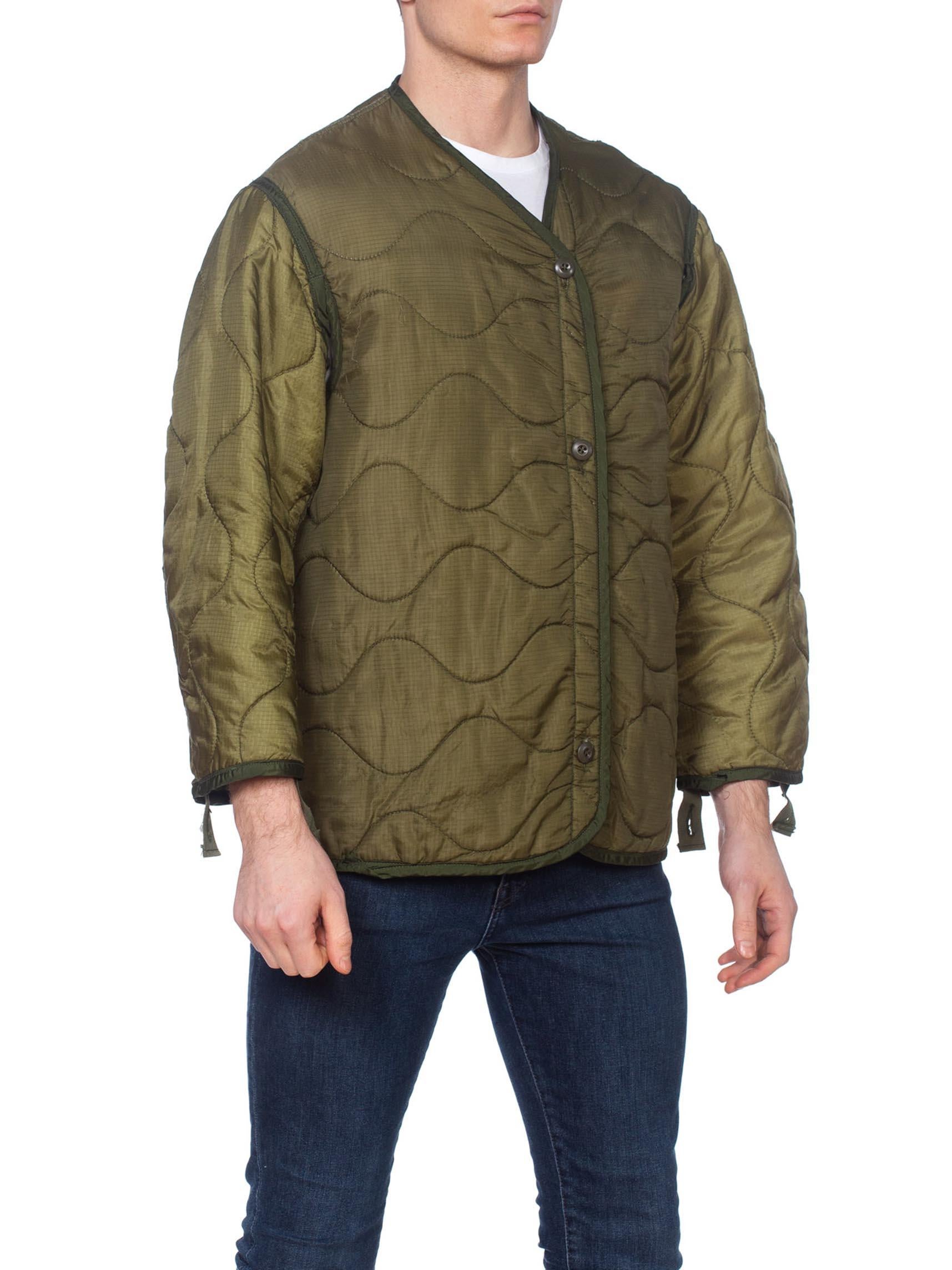 1960S Olive Green Nylon Men's Military Bomber Quilted Jacket Liner In Excellent Condition In New York, NY