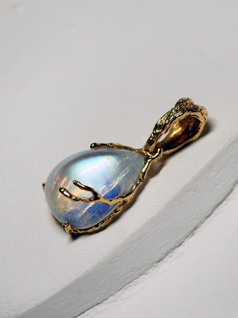 18k yellow gold gray moonstone cabochon pendant