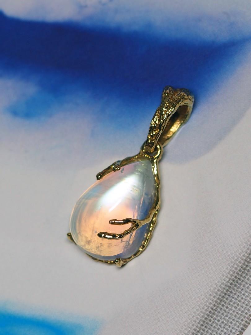 Moonstone Yellow Gold Pendant Clear Cabochon  In New Condition In Berlin, DE