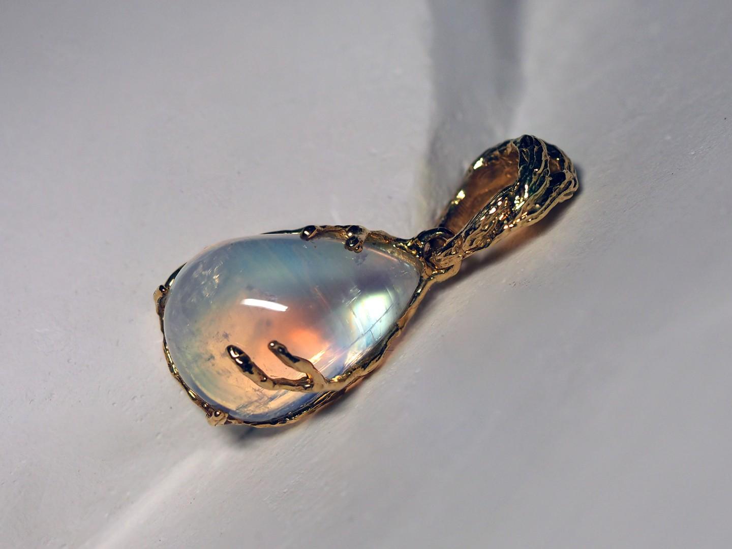 Moonstone Yellow Gold Pendant Clear Cabochon  1
