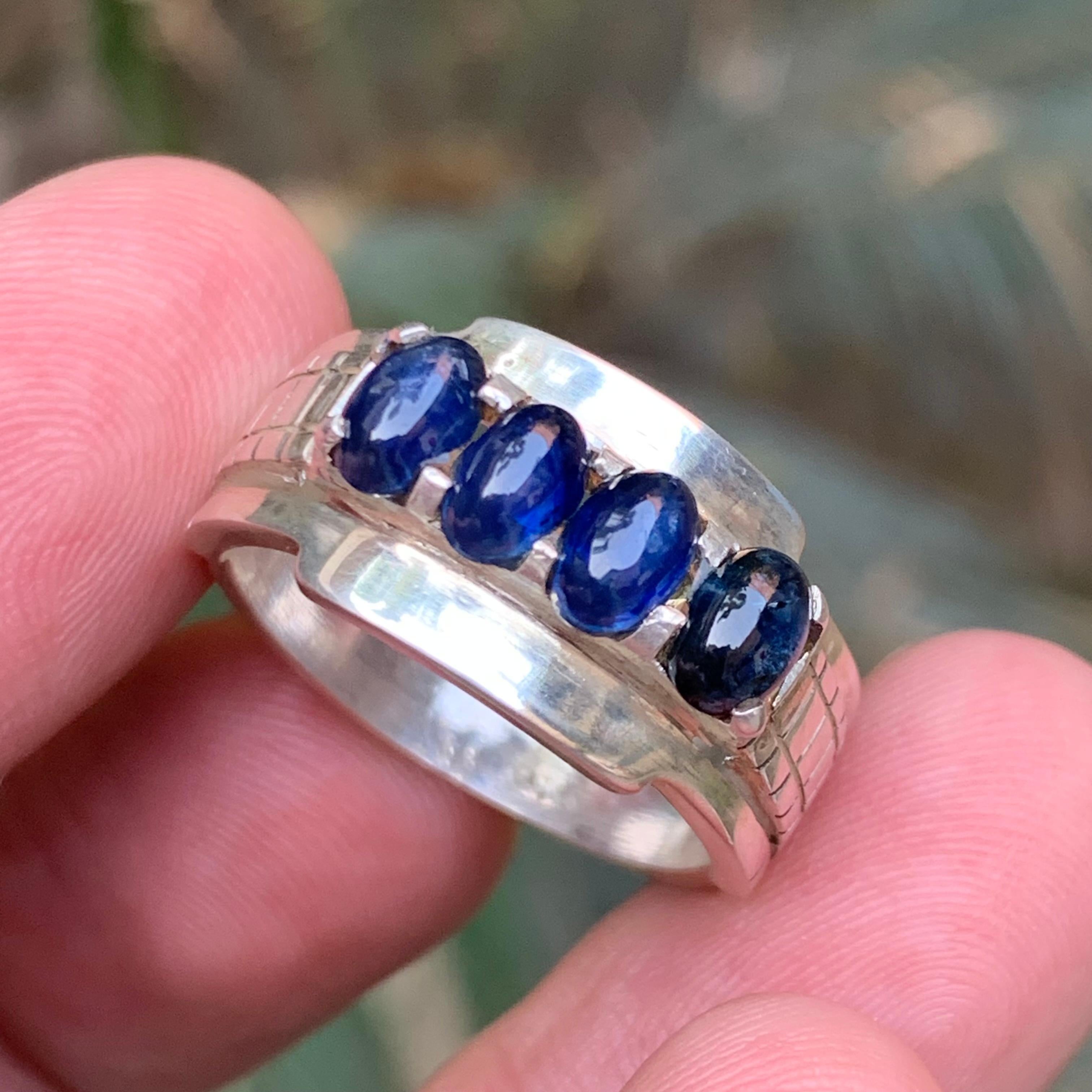 Anello a fascia da uomo con zaffiro a più pietre in argento 925 (incastonatura a canale) dallo Sri Lanka!!!

💎 TIPO DI GEMMA: Zaffiro 
⚖️  PESO DELL'ANELLO: 9,12 grammi
💍  MISURA DELL'ANELLO: 10,5 US
FORMA E TAGLIO DELLA PIETRA: Taglio ovale