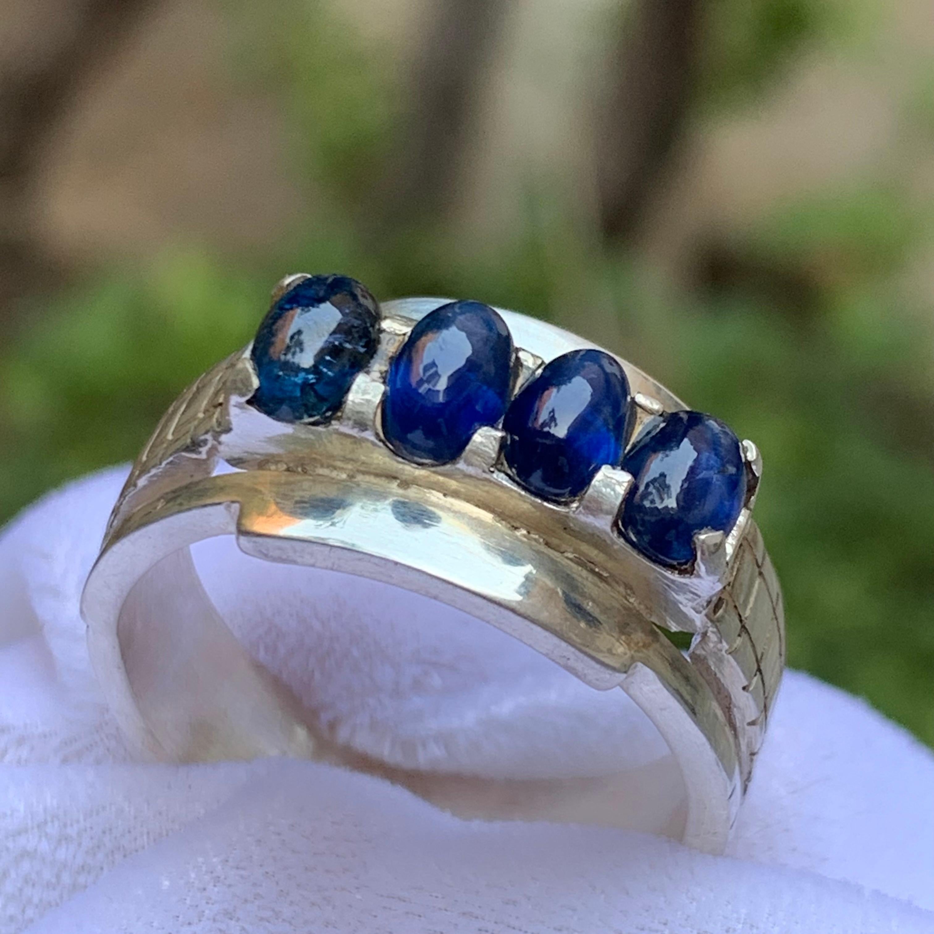 Taglio ovale Anello a fascia da uomo con zaffiro multiplo in argento 925 (incastonatura a canale) 10,5 in vendita