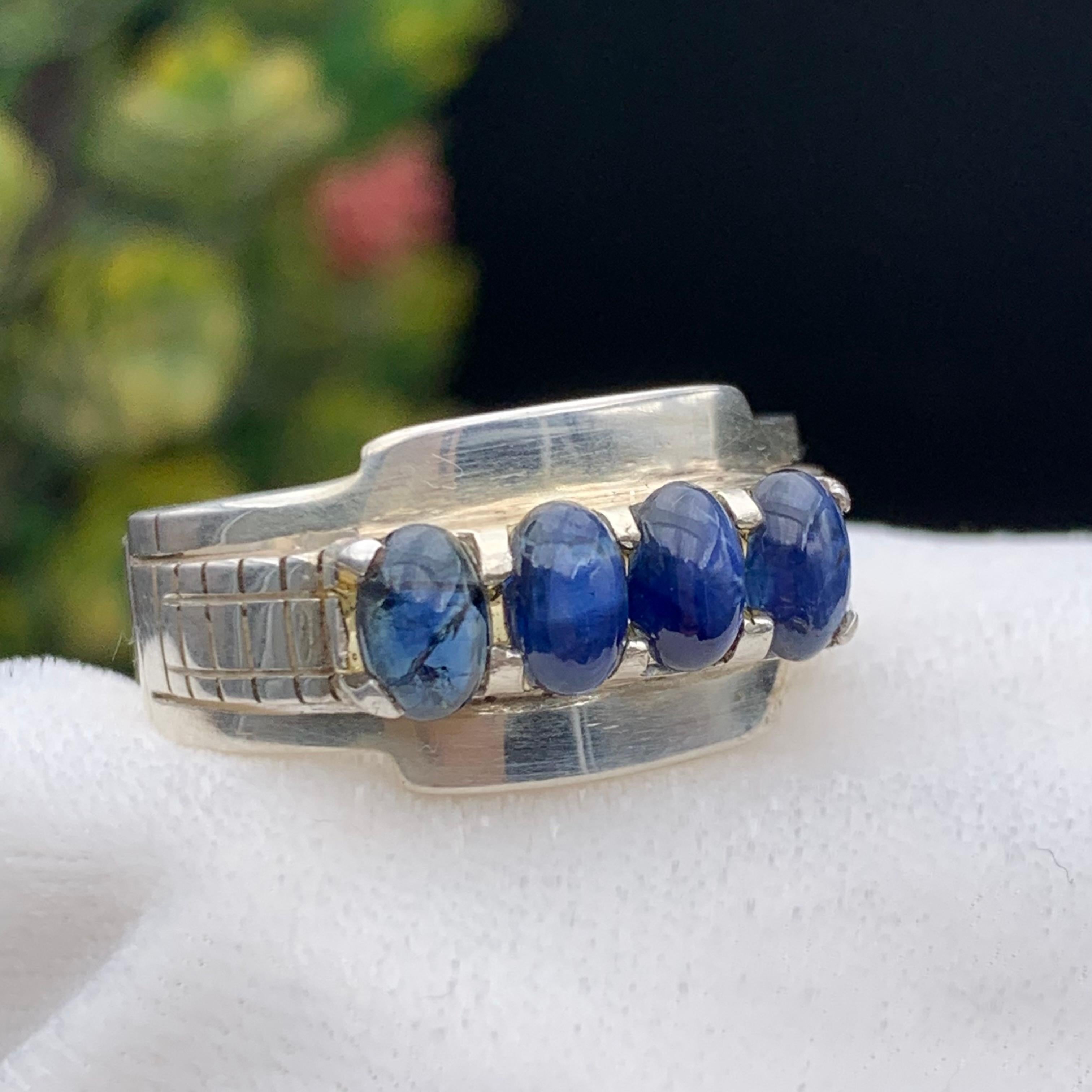 Anello a fascia da uomo con zaffiro multiplo in argento 925 (incastonatura a canale) 10,5 In condizioni Nuovo in vendita a Peshawar, PK