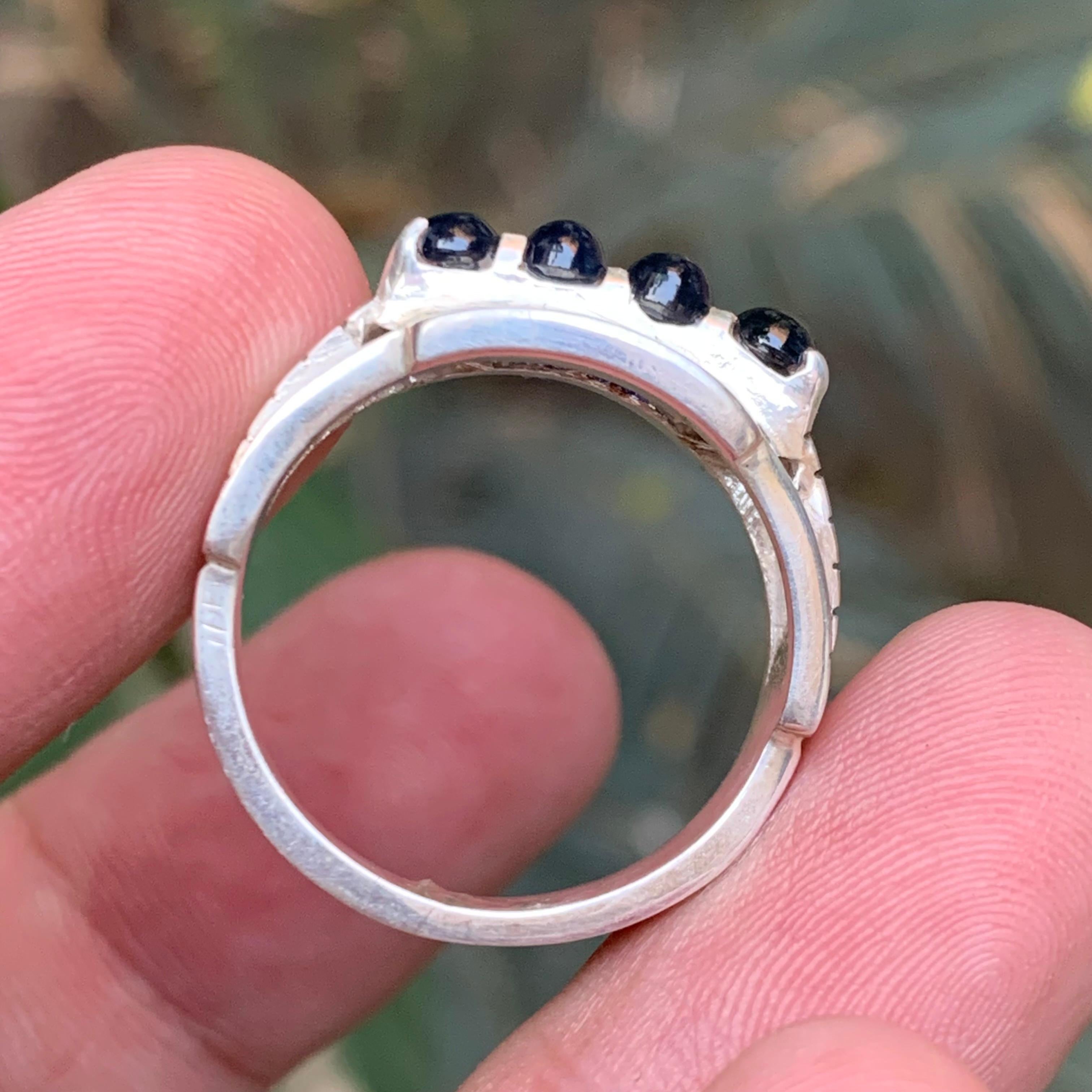 Anello a fascia da uomo con zaffiro multiplo in argento 925 (incastonatura a canale) 10,5 in vendita 2