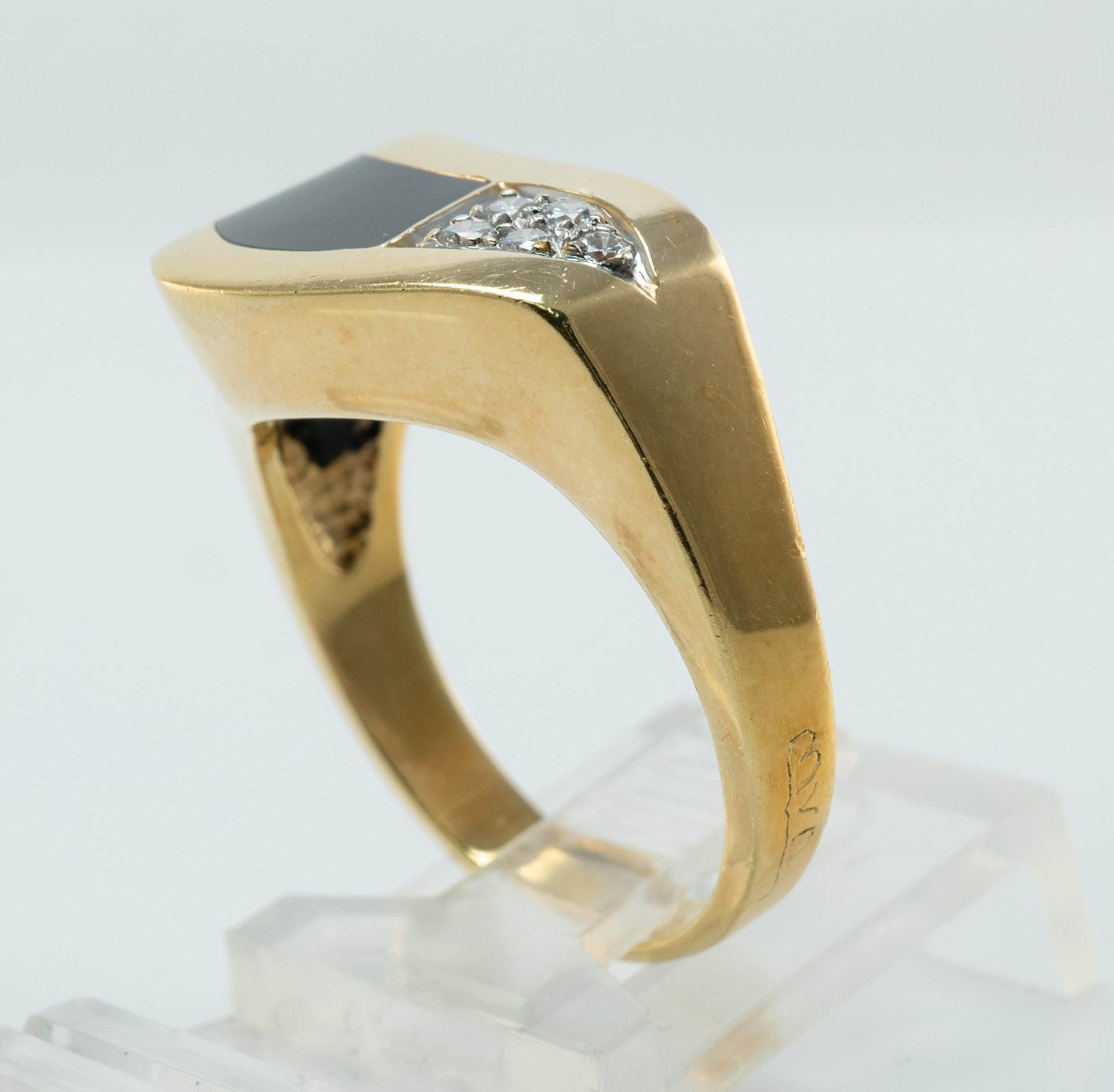 Mens Natural Diamond Onyx Ring 18K Gold Band In Good Condition For Sale In East Brunswick, NJ
