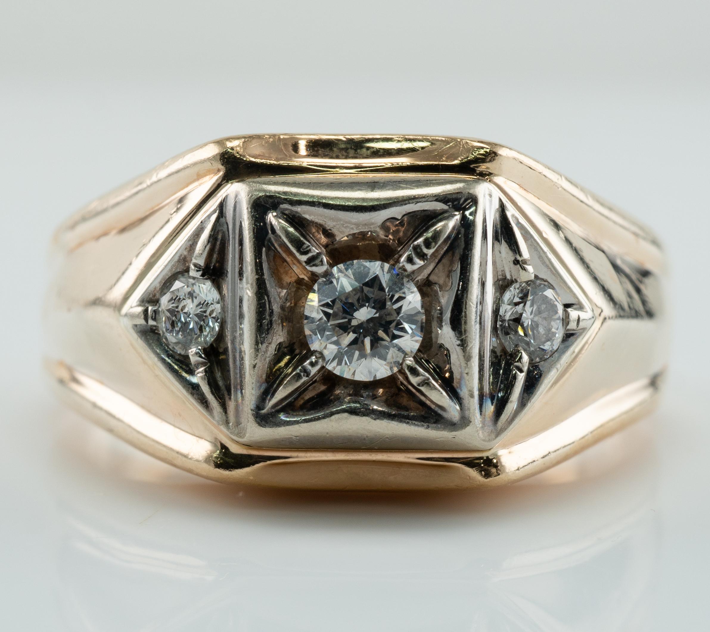 Mens Natural Diamond Ring 14K Gold Vintage .45 TDW Drei Steine

Dieser Ring für einen Mann ist aus massivem 14-karätigem Gelbgold und Weißgold für Diamanten gefertigt. 
Der Diamant in der Mitte ist 0,25ct. 
Zwei seitliche Diamanten erhöhen das