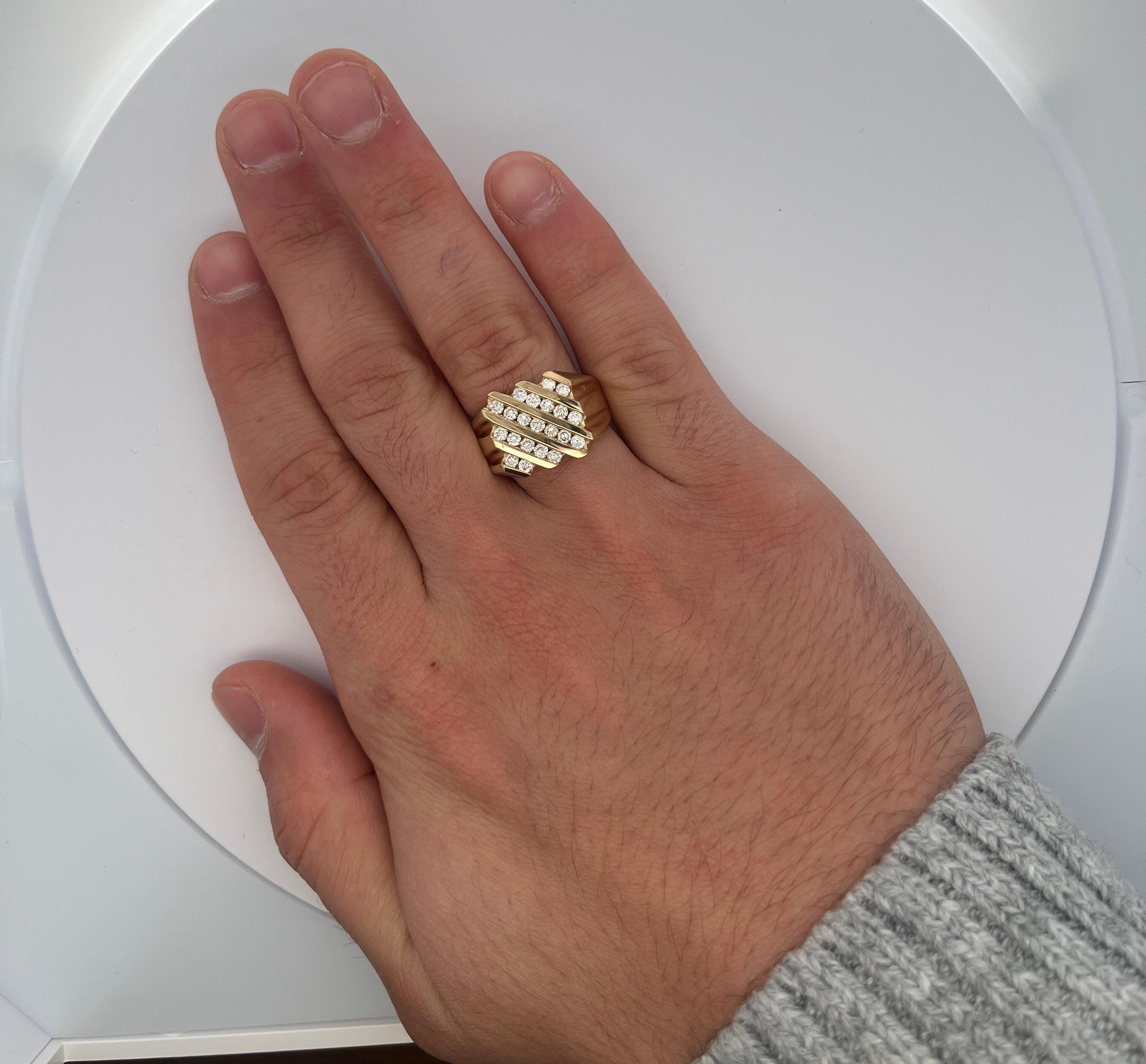 Natürlicher runder Diamant Cluster Channel Set 14K Gold Ring für Männer im Angebot 1