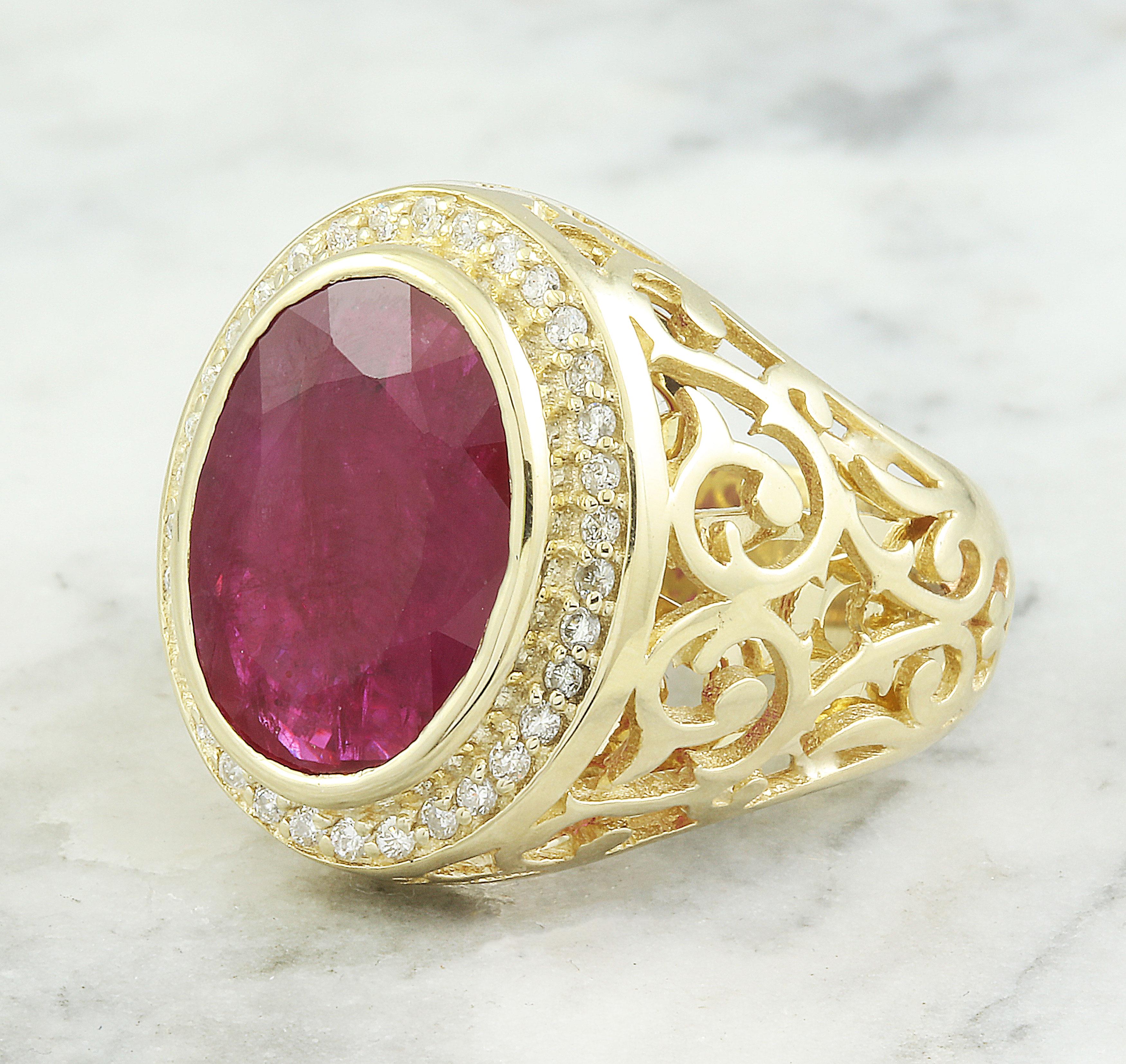 Entdecken Sie Eleganz mit unserem Ring aus massivem 14-karätigem Gelbgold mit einem natürlichen Rubin und Diamanten von 7,78 Karat. Mit einem atemberaubenden Rubin von 7,43 Karat und Diamanten von 0,35 Karat ist dieser Ring ein Statement von