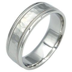 Herren Novell Ehering aus Platin mit gehämmerter Oberfläche und Milgrain-Detail