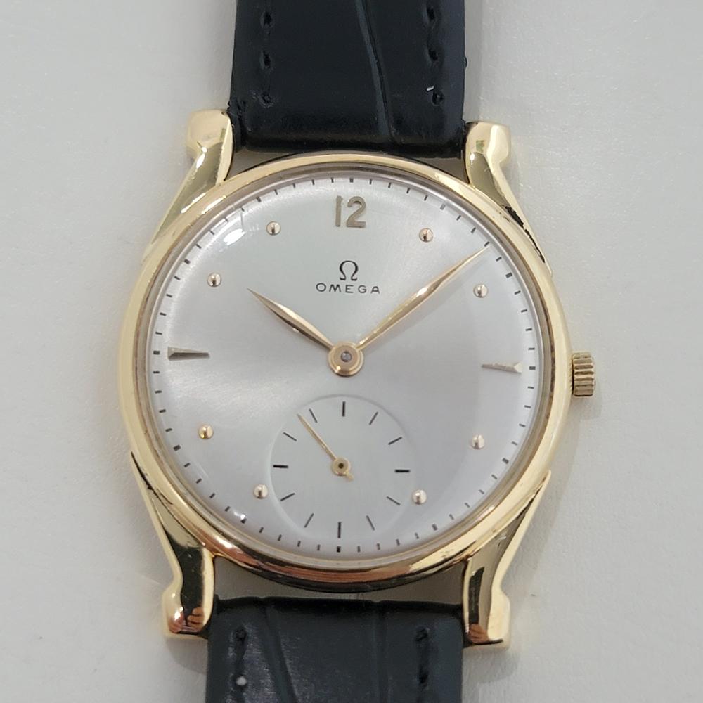 Luxe intemporel, montre-bracelet Omega en or massif 18 carats pour homme, vers les années 1940, en excellent état de marche. Vérifié authentique par un maître horloger. Cadran argenté signé Omega, index dague et point appliqués, aiguilles des