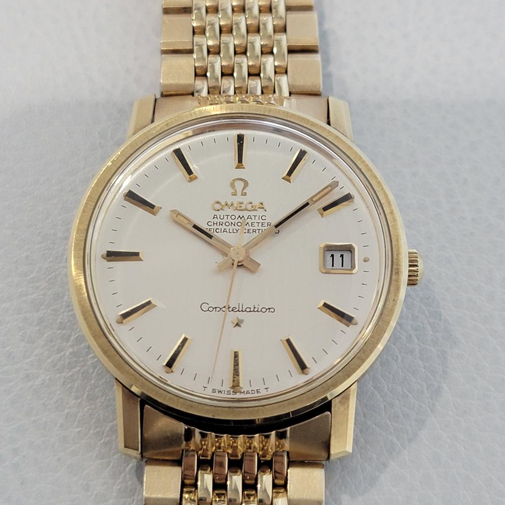 Classique intemporel, Omega Constellation pour homme, montre habillée automatique en or 14 carats avec date, c.C.C. 1967, d'origine, intacte. Vérifié authentique par un maître horloger. Magnifique cadran argenté signé Omega, index bâtons appliqués,