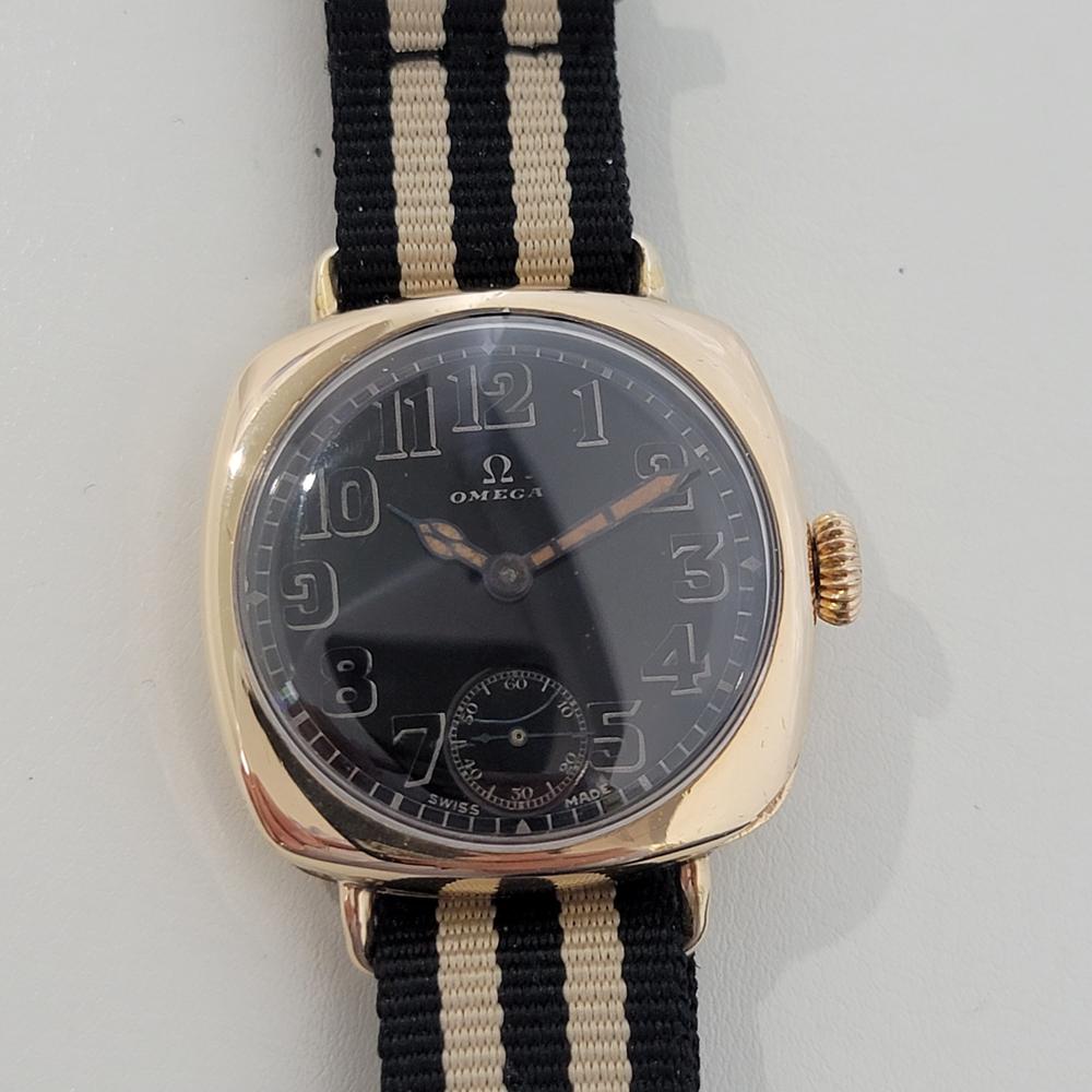 Sammelbare Vintage-Klassiker, Herren Omega 14k Roségold Militäruhr, c.1930s. Von einem Uhrmachermeister für echt befunden. Wunderschönes, originales und unrestauriertes, signiertes schwarzes Omega-Zifferblatt, arabische Ziffern, Leuchtminuten- und