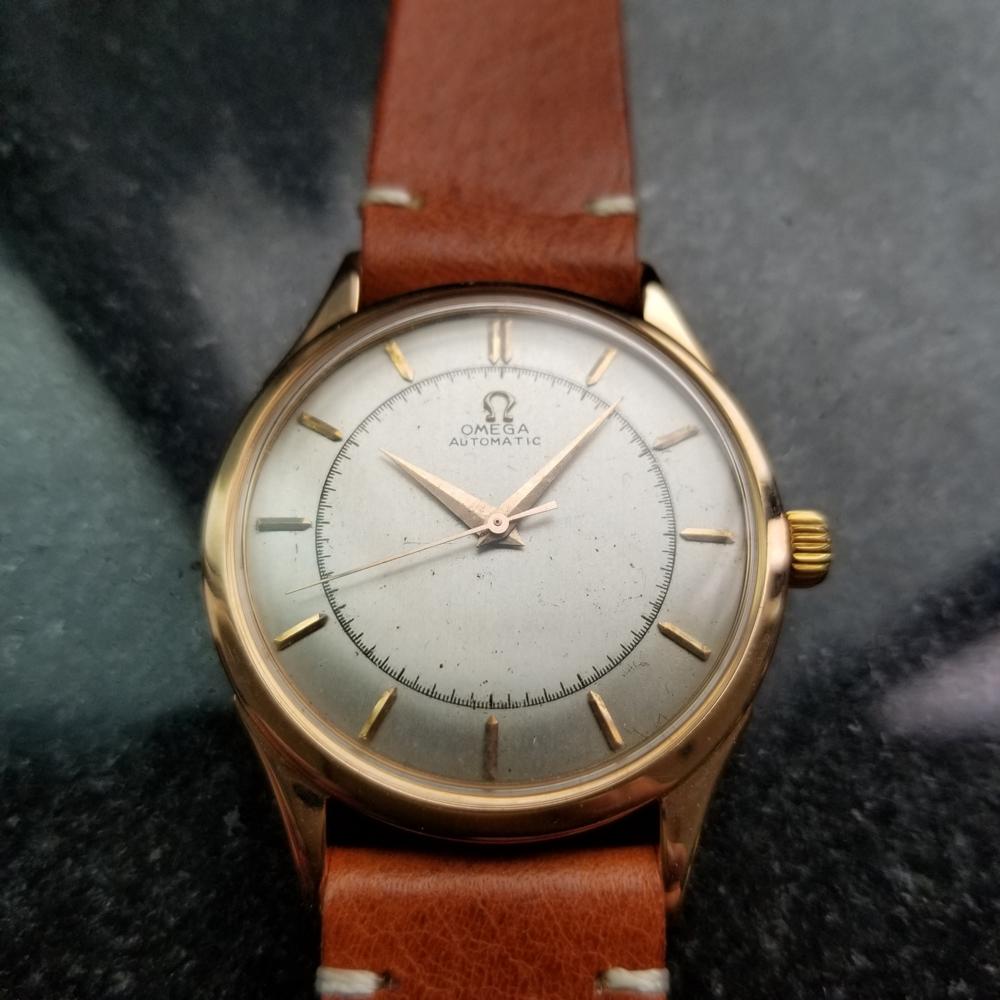 Vintage classic, Men's Omega Ref.2584 solid 18k rose gold bumper automatic dress watch, c.1947. Verified authentic by a master watchmaker. Gorgeous Omega signed gilt dial, applied indice hour markers, gilt minute and hour hands, central sweeping