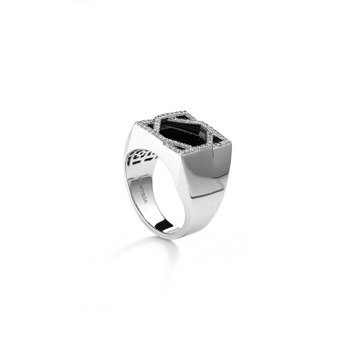 Men's ring in 18kt white gold set with one onyx 2.75 cts and 52 diamonds 0.43 cts Size 55          