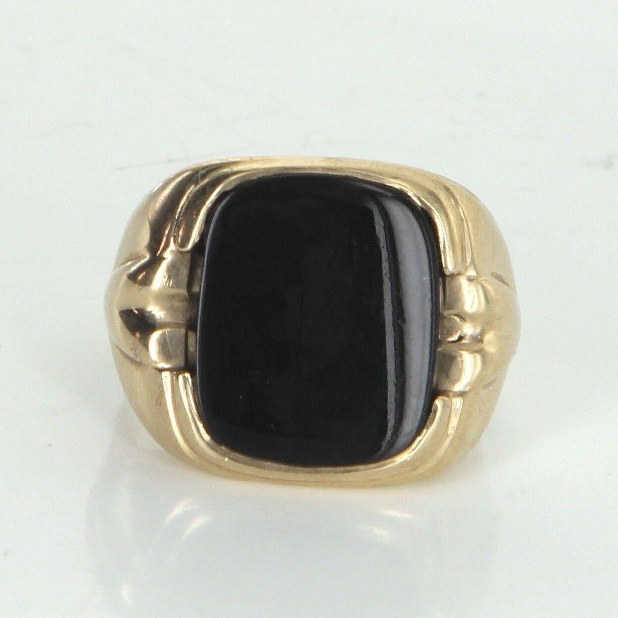 Elegant men's vintage cocktail ring, crafted in 10 karat yellow gold. 

Onyx measures 16mm x 13.5mm. The onyx is in excellent condition and free of cracks or chips. 

The ring is in excellent condition. 

Particulars:

Weight: 6.6 grams

Stones: 