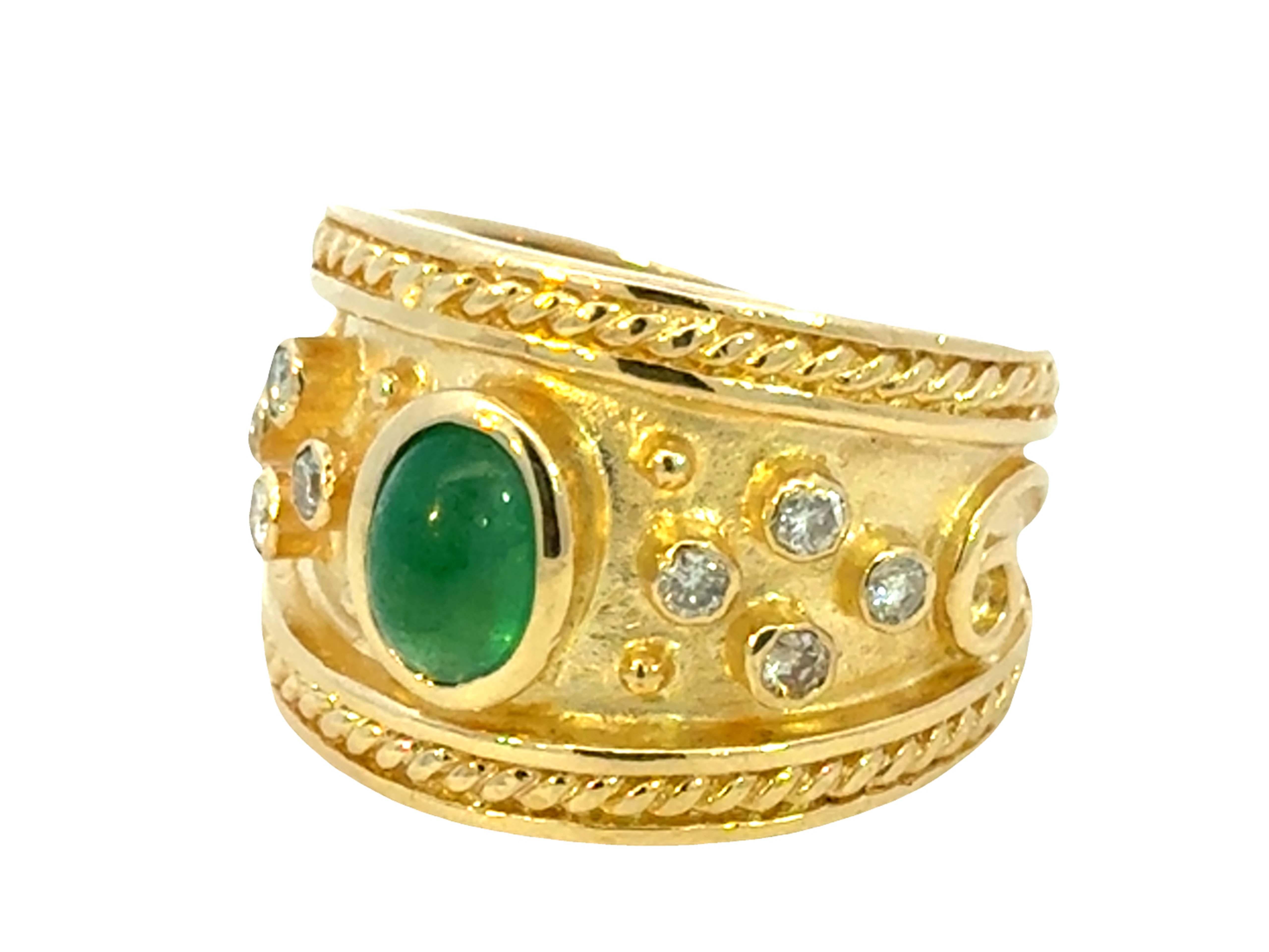 Taille cabochon Bague à cigare en or jaune 18k pour homme avec émeraude ovale à cabochon vert et diamant en vente