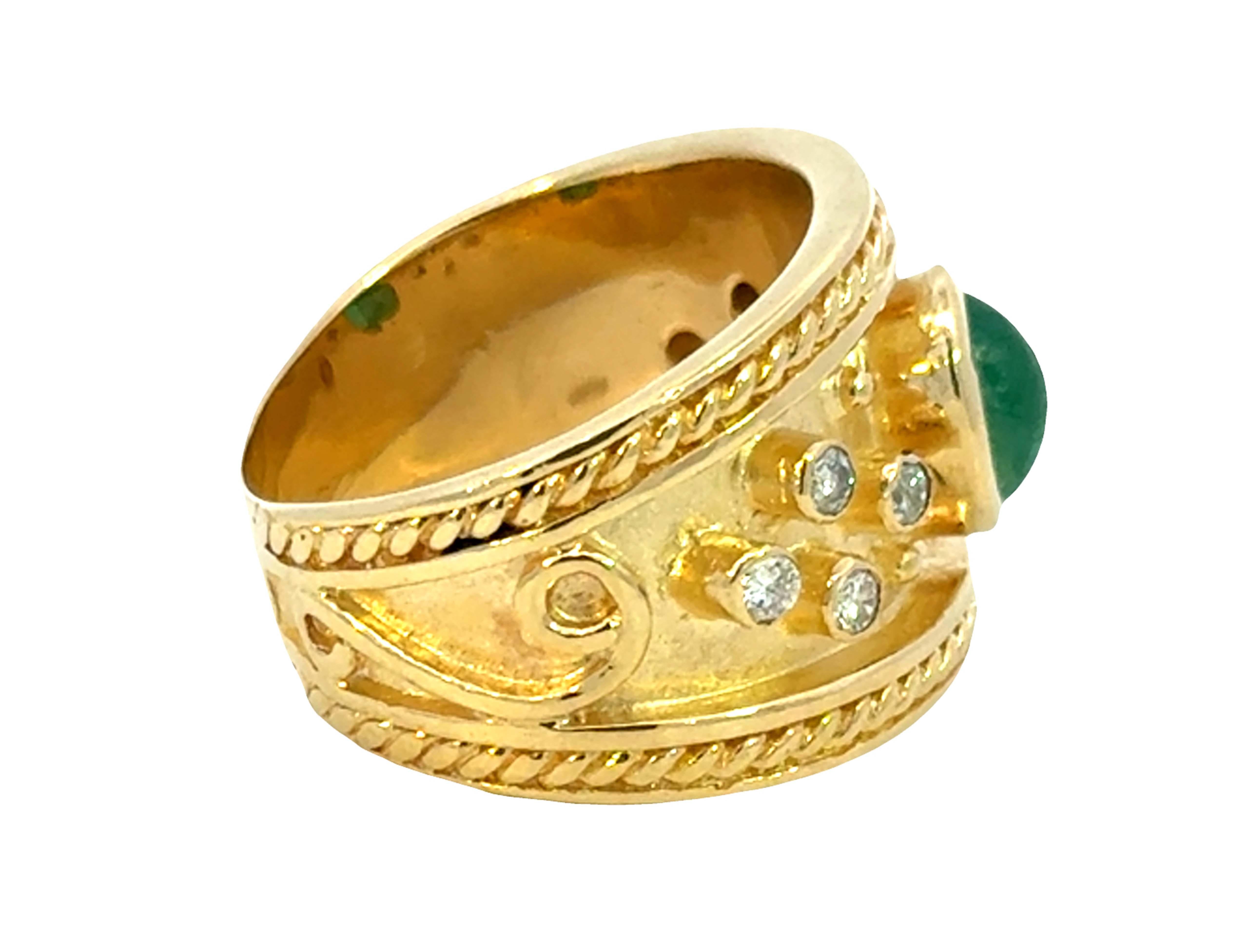 Bague à cigare en or jaune 18k pour homme avec émeraude ovale à cabochon vert et diamant Neuf - En vente à Honolulu, HI