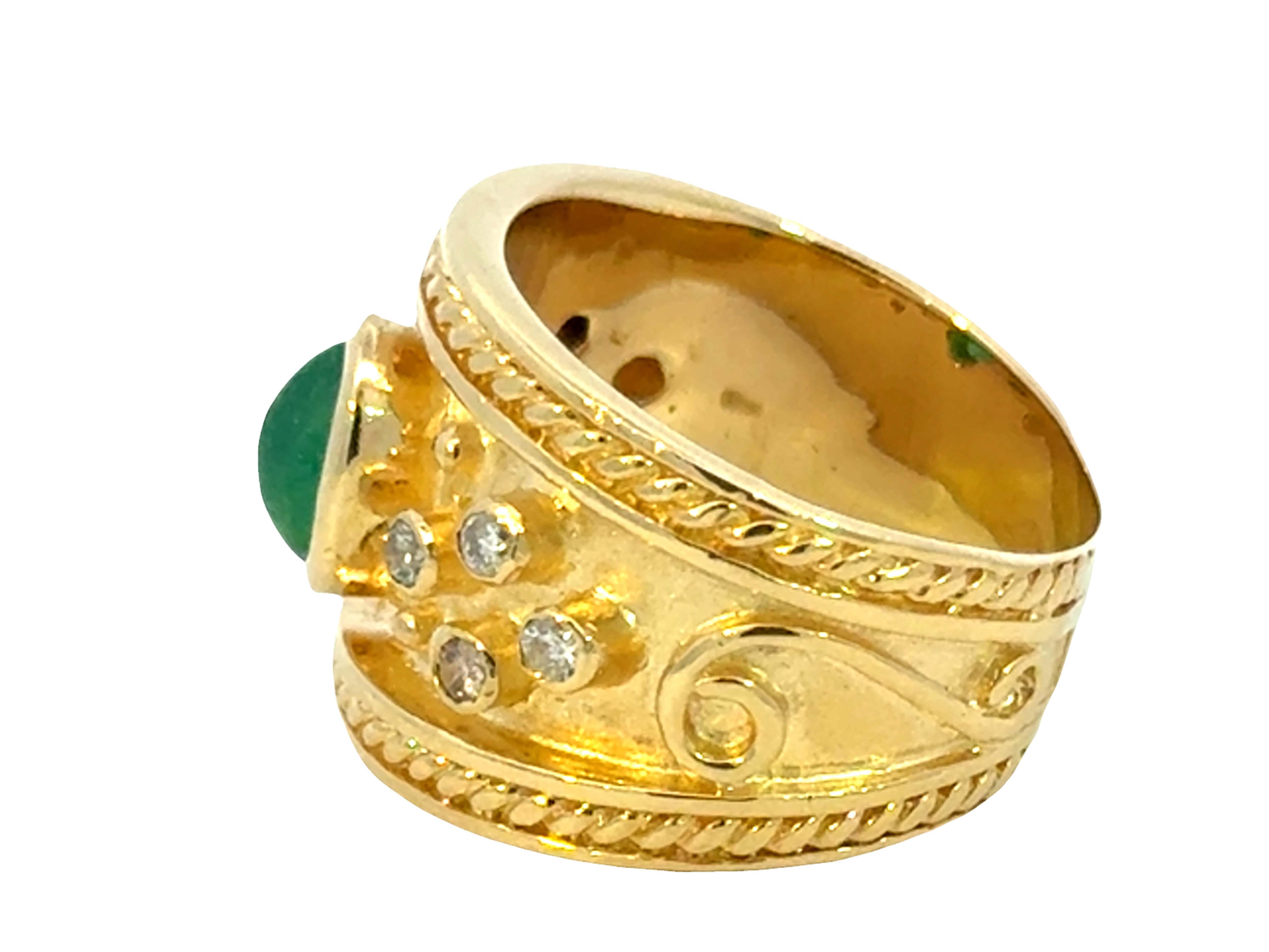 Bague à cigare en or jaune 18k pour homme avec émeraude ovale à cabochon vert et diamant Pour hommes en vente