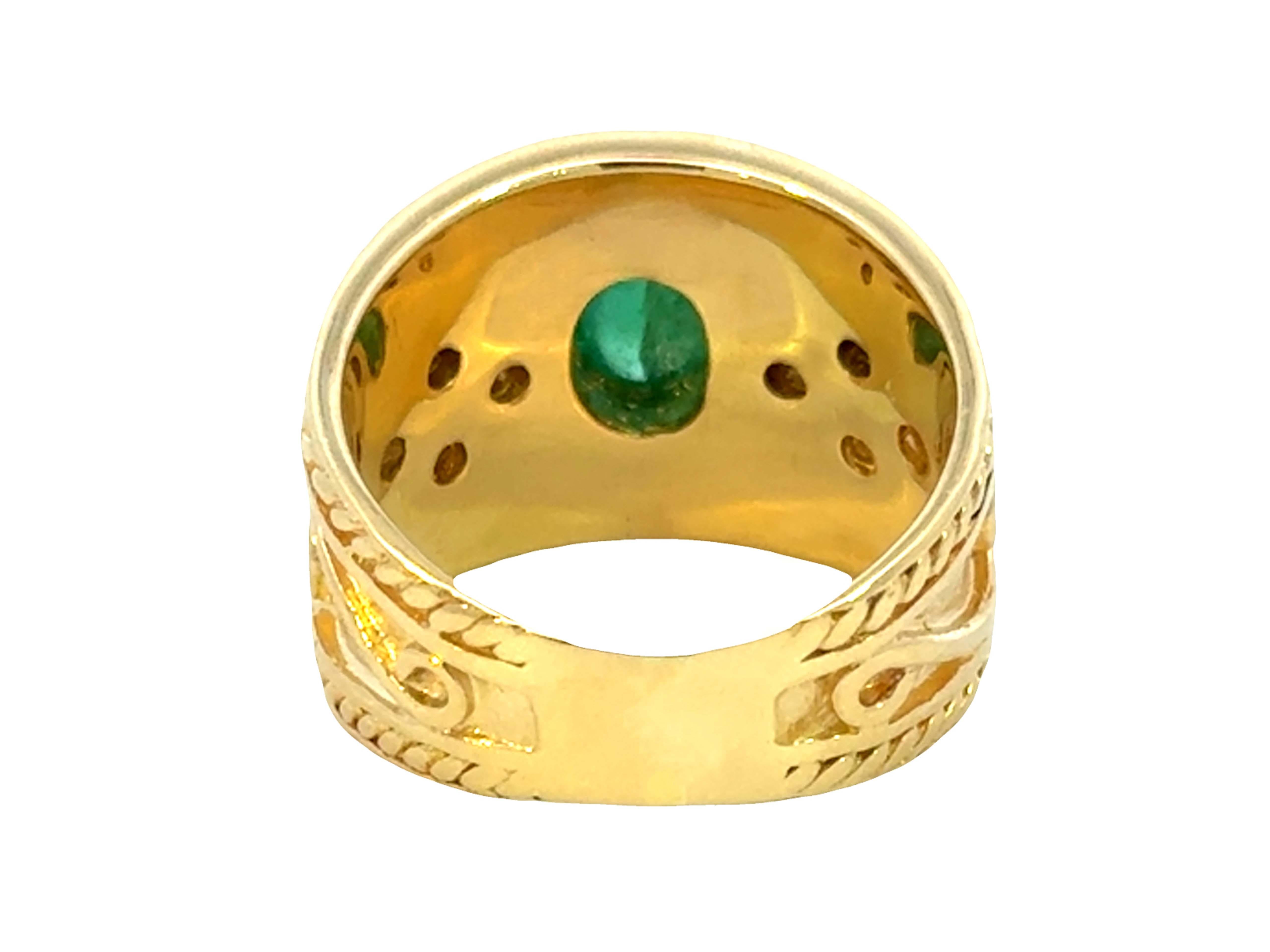 Bague à cigare en or jaune 18k pour homme avec émeraude ovale à cabochon vert et diamant en vente 1