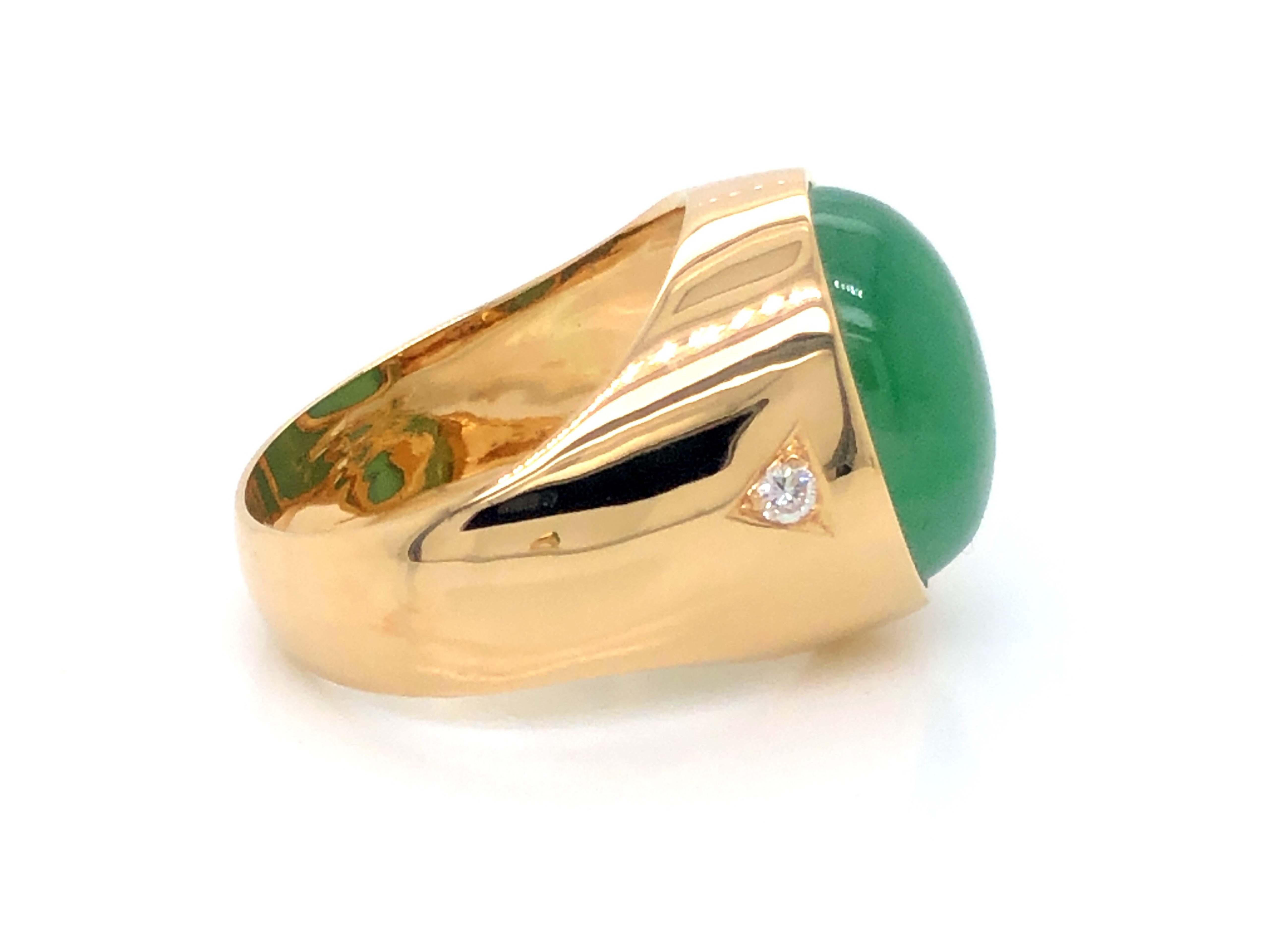 Men's Oval Green Jade and Diamond Ring, 18k Yellow Gold In Good Condition In Honolulu, HI