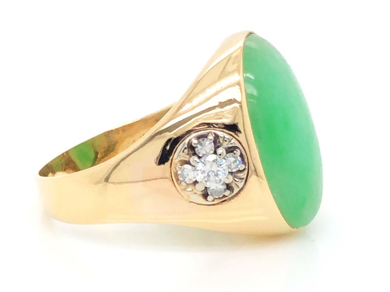 Men's Oval Pale Mottled Green Jade, Diamond and Ruby Ring - 14k Yellow Gold In Good Condition For Sale In Honolulu, HI